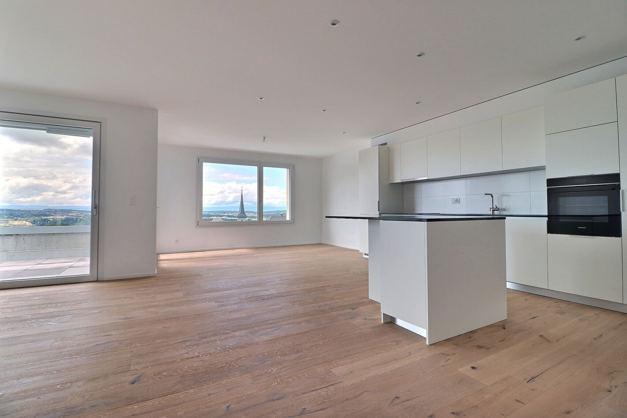 Cuisine ouverte sur le séjour et le coin à manger