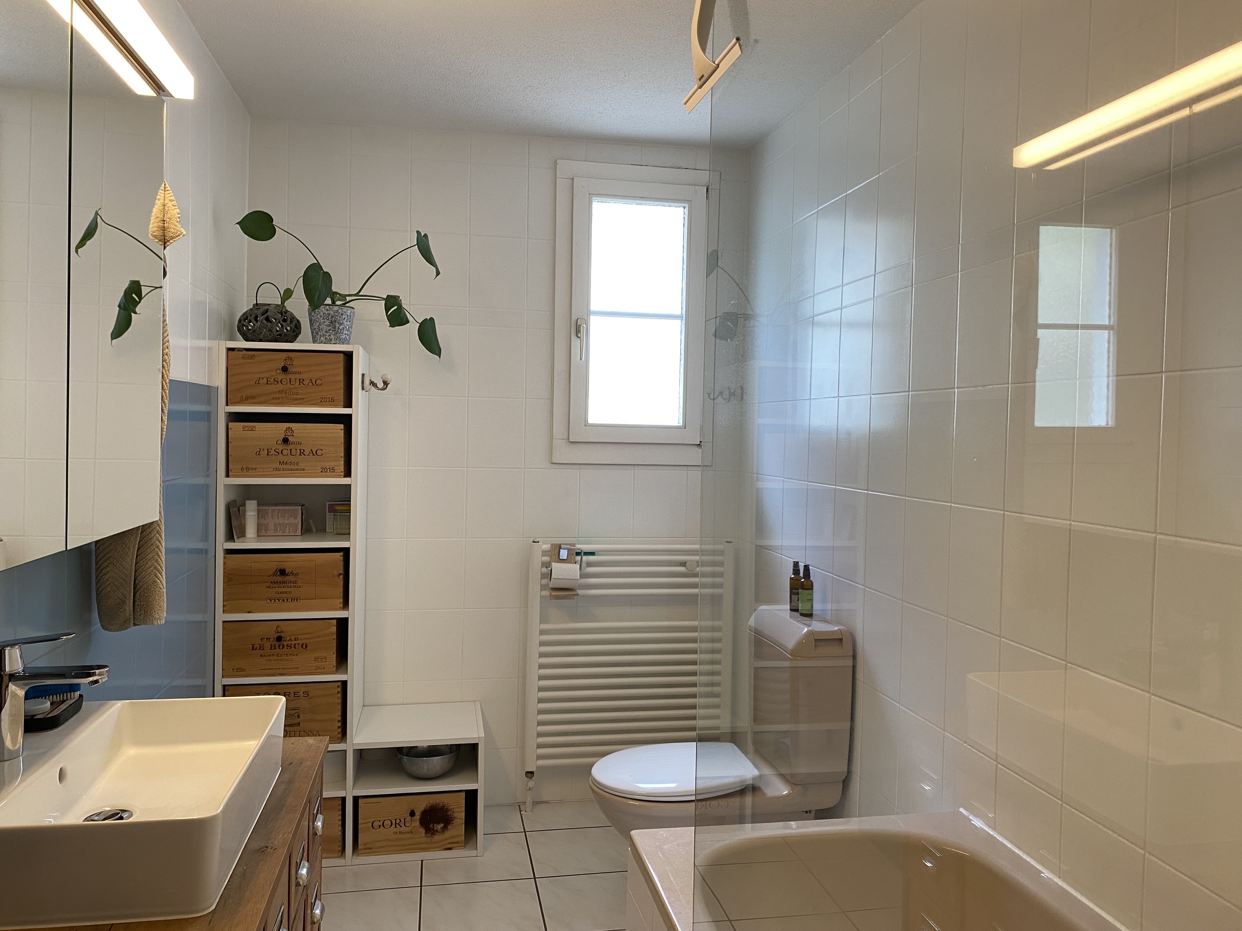 Erdgeschosswohnung: Badezimmer mit Badewanne