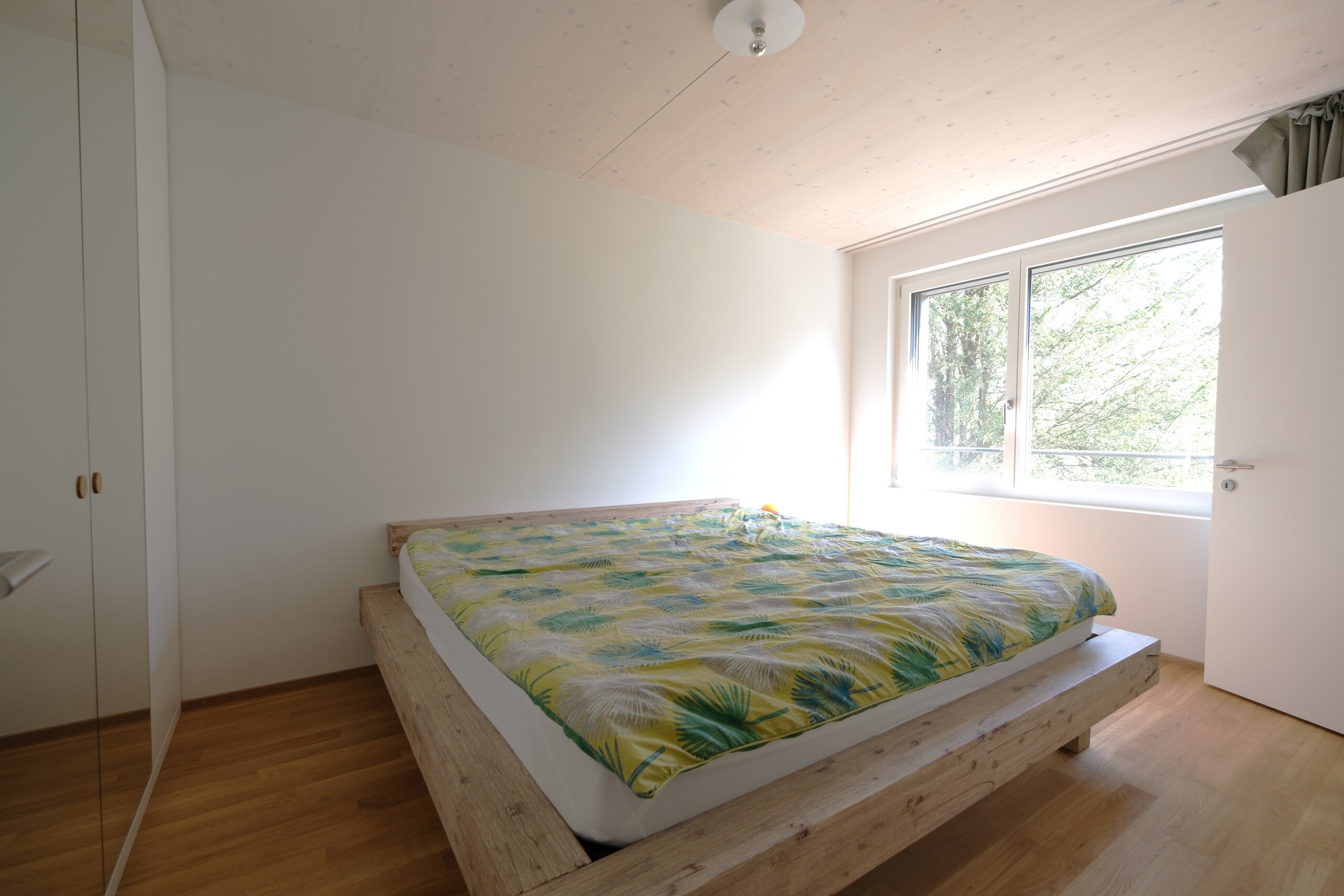 Zimmer mit Einbauschrank und En- Suite Badezimmer