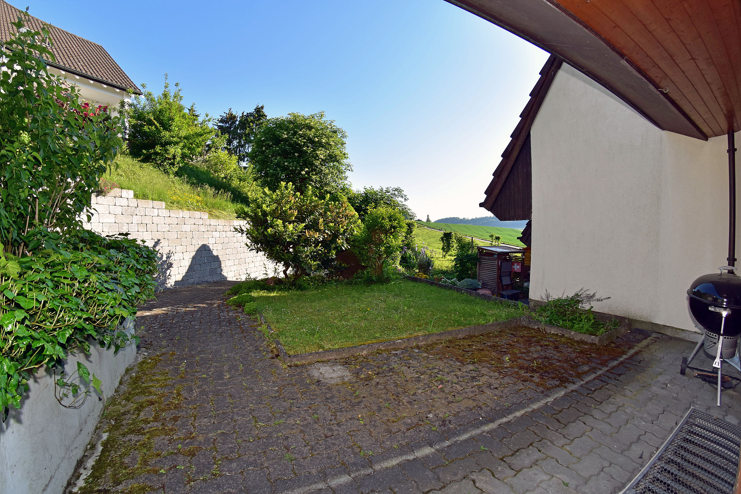 Der grosszügige Hausvorplatz