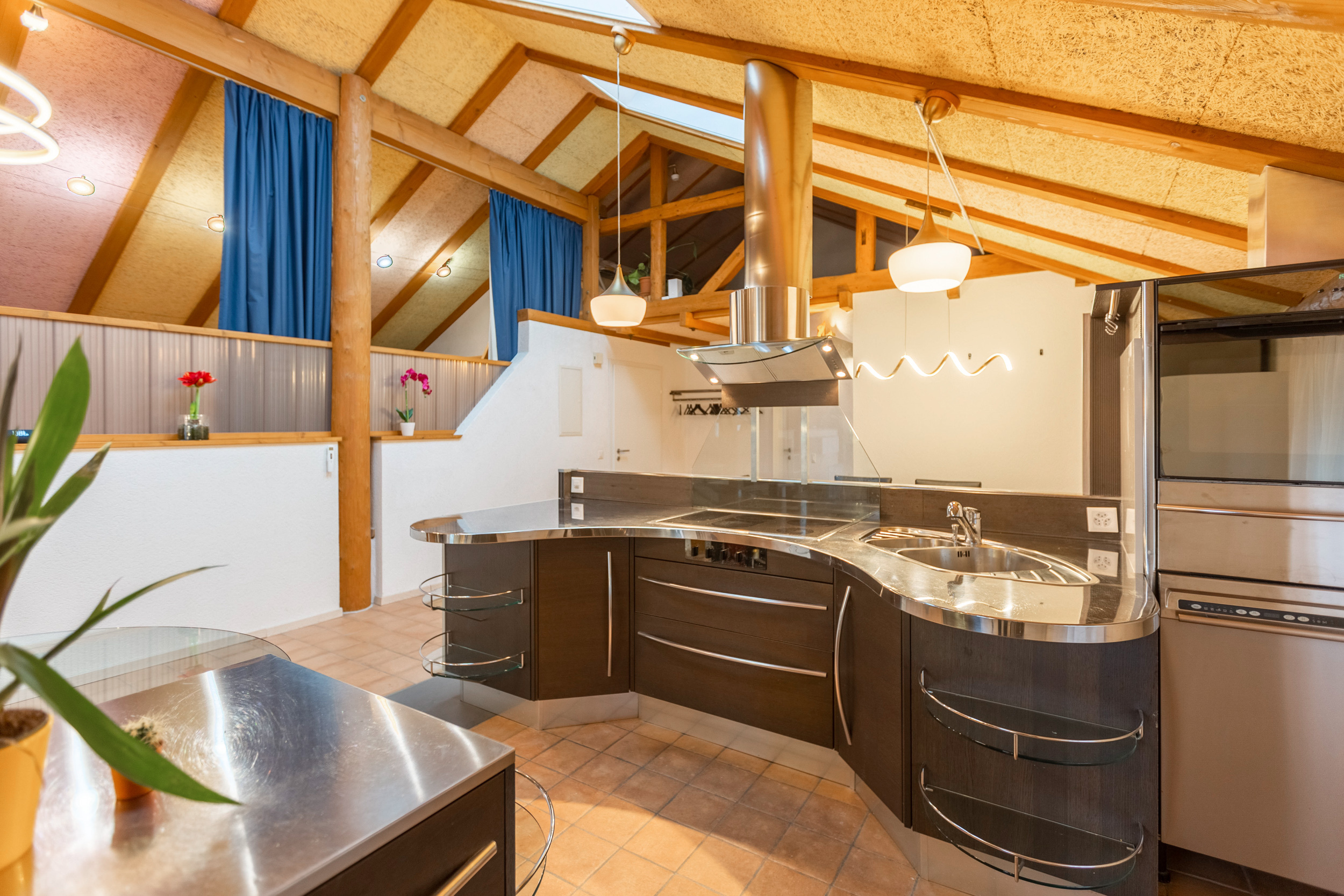 Das Design der im italienischem Flair gehaltenen Küche unterstreicht stilvoll den individuellen Charakter. Das Design der im italienischem Flair gehaltenen Küche unterstreicht stilvoll den individuellen Charakter.