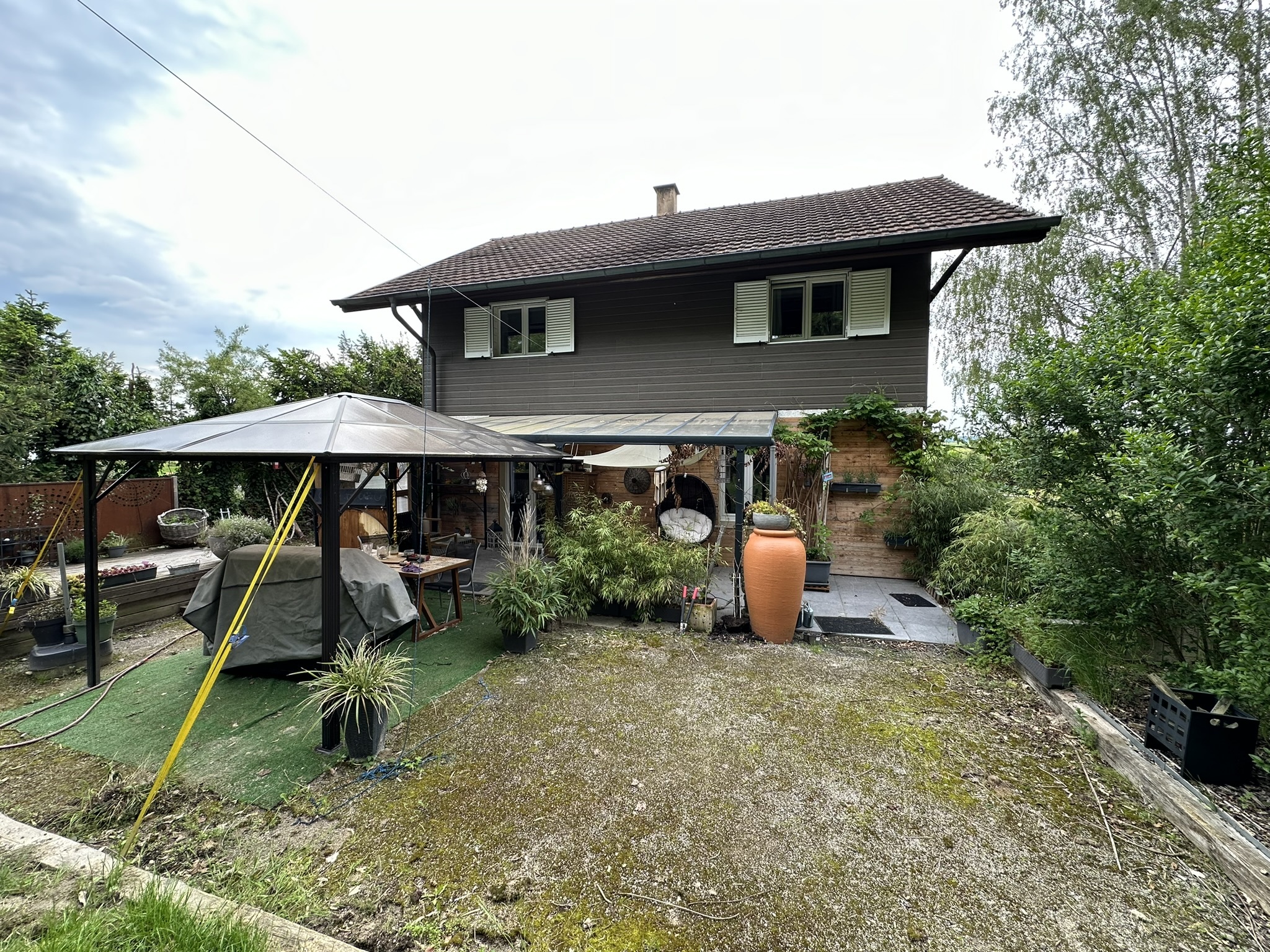une maison avec un parapluie dans l'arrière-cour