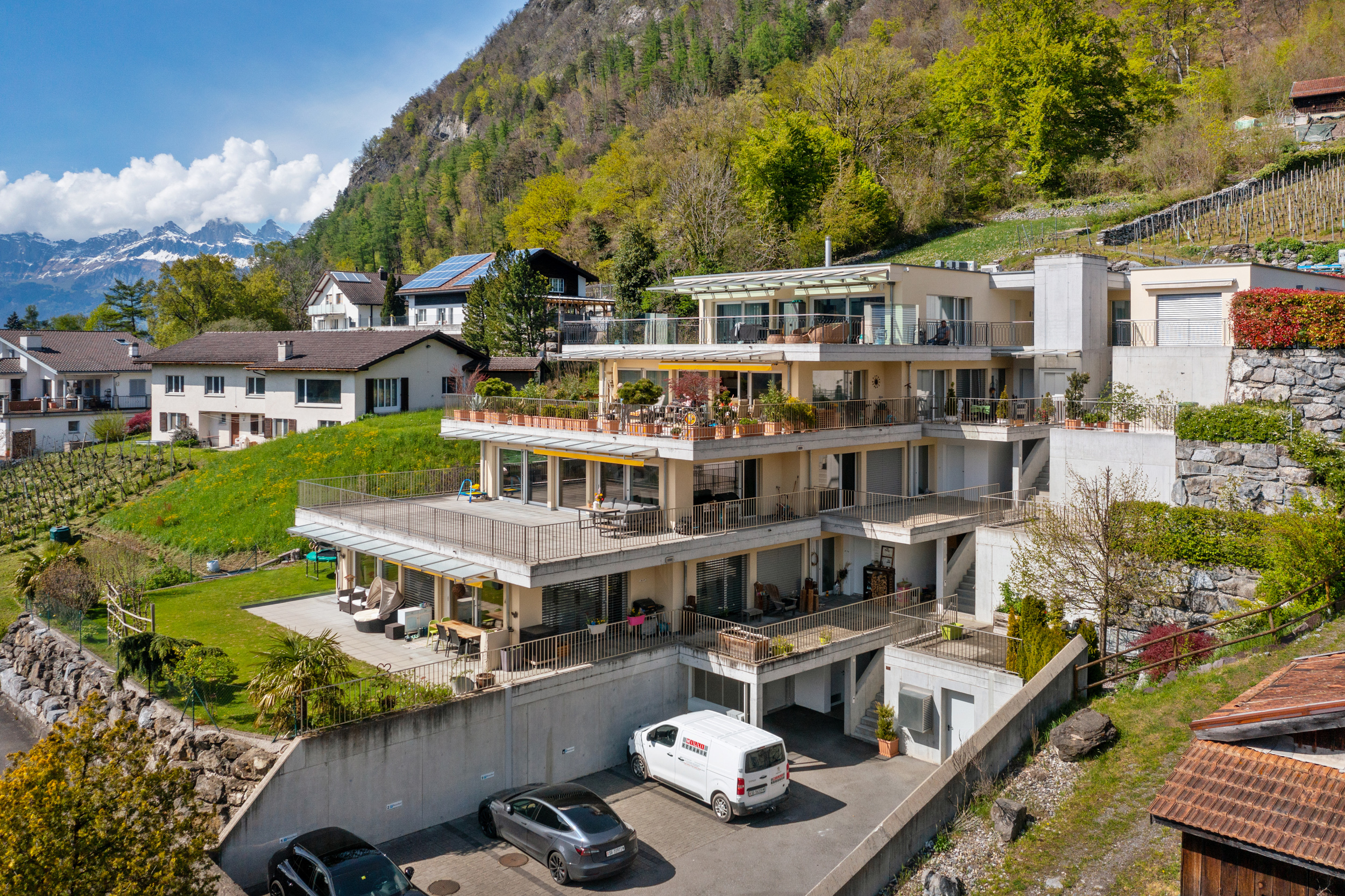 Wunderschönes Terrassenhaus an idyllischer Lage am Fusse des Berges. Wunderschönes Terrassenhaus an idyllischer Lage am Fusse des Berges.