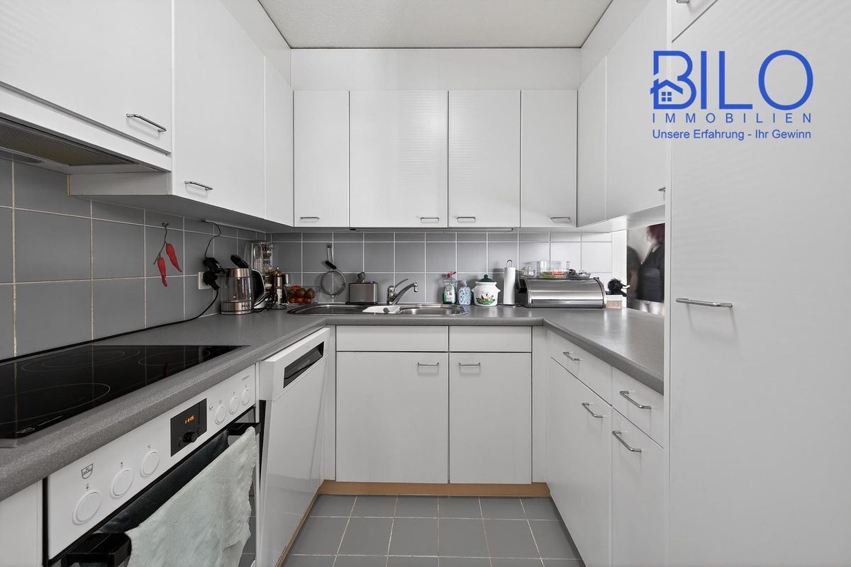 Moderne Küche mit eleganten Schränken und integrierten Geräten. Moderne Küche mit eleganten Schränken und integrierten Geräten.