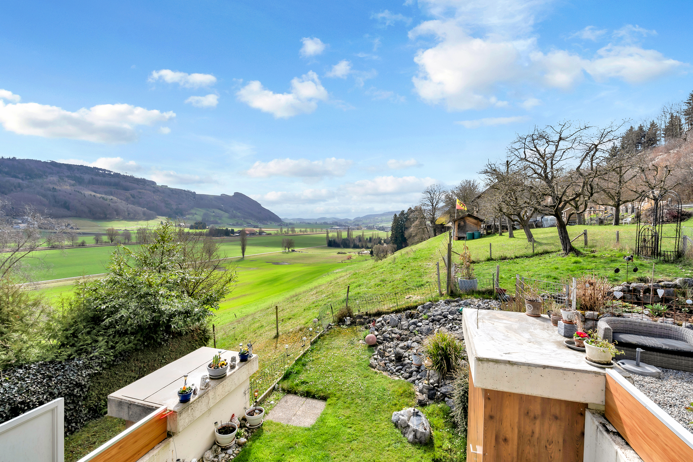 Unverbaubare Weitsicht in das Gürbetal und auf die Berner Alpenkette