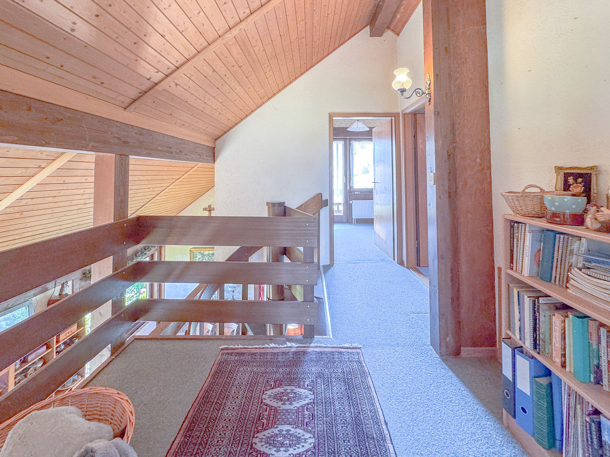 A l'étage : hall de distribution avec large espace mezzanine A l'étage : hall de distribution avec large espace mezzanine