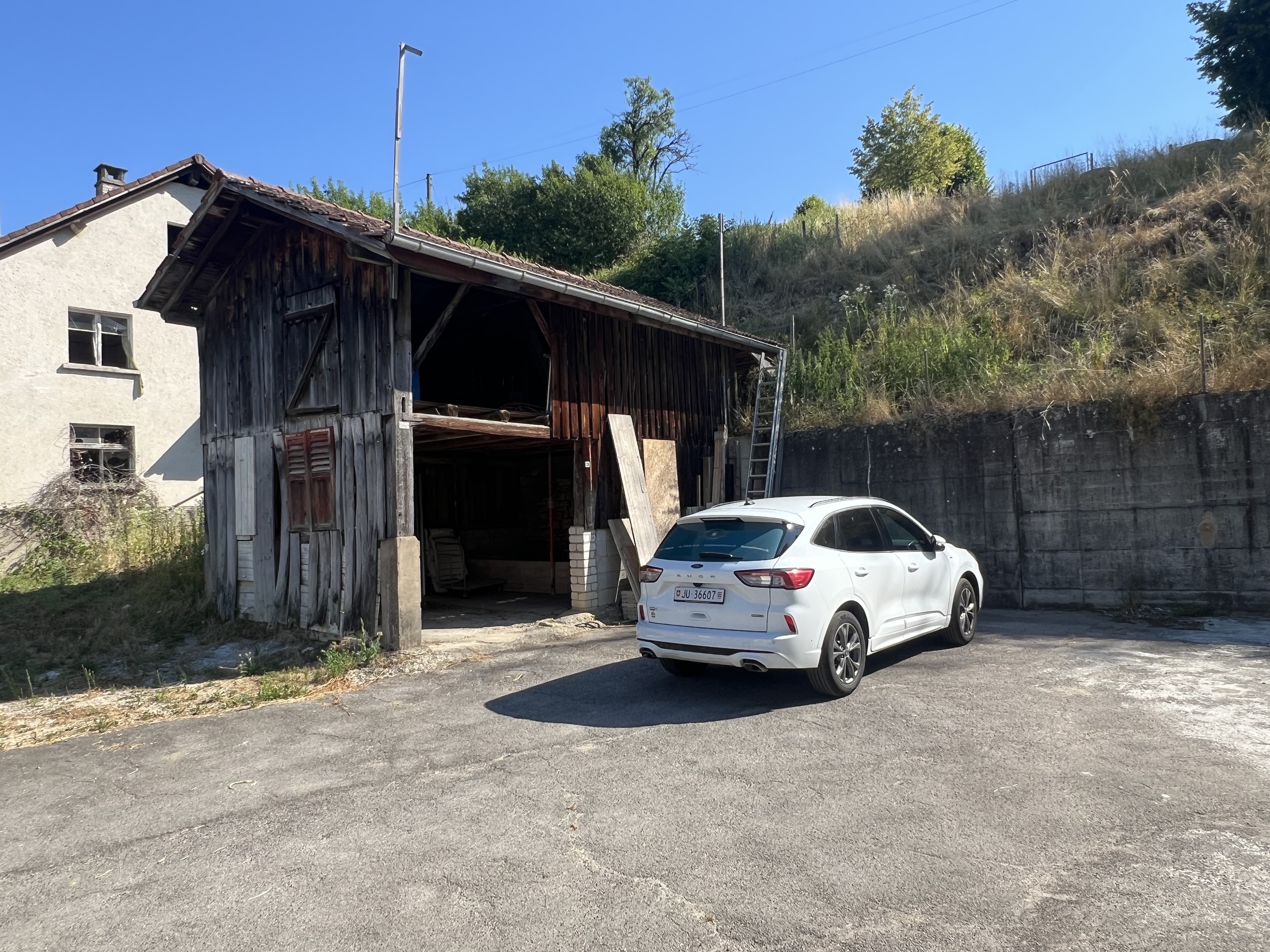 Several parking spaces with a shed that can be converted into a garage Several parking spaces with a shed that can be converted into a garage