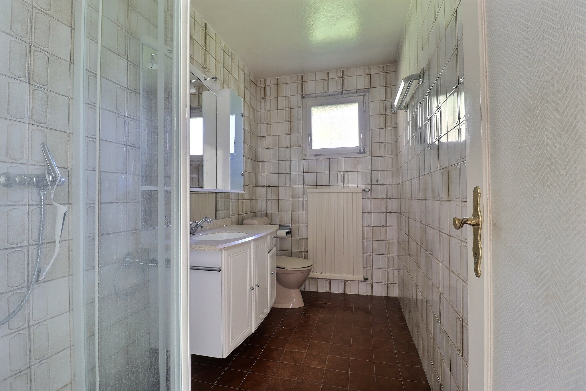 Salle de bain avec douche au rez
