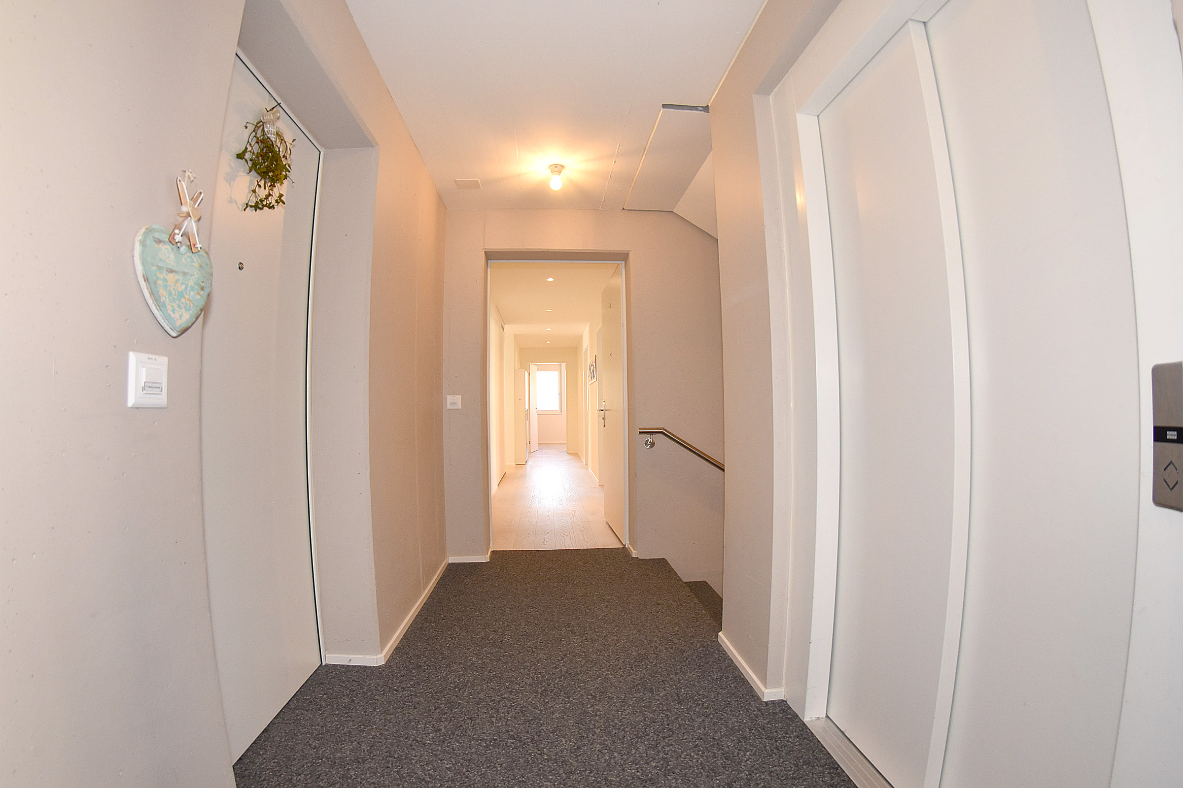 Bitte treten Sie ein ...