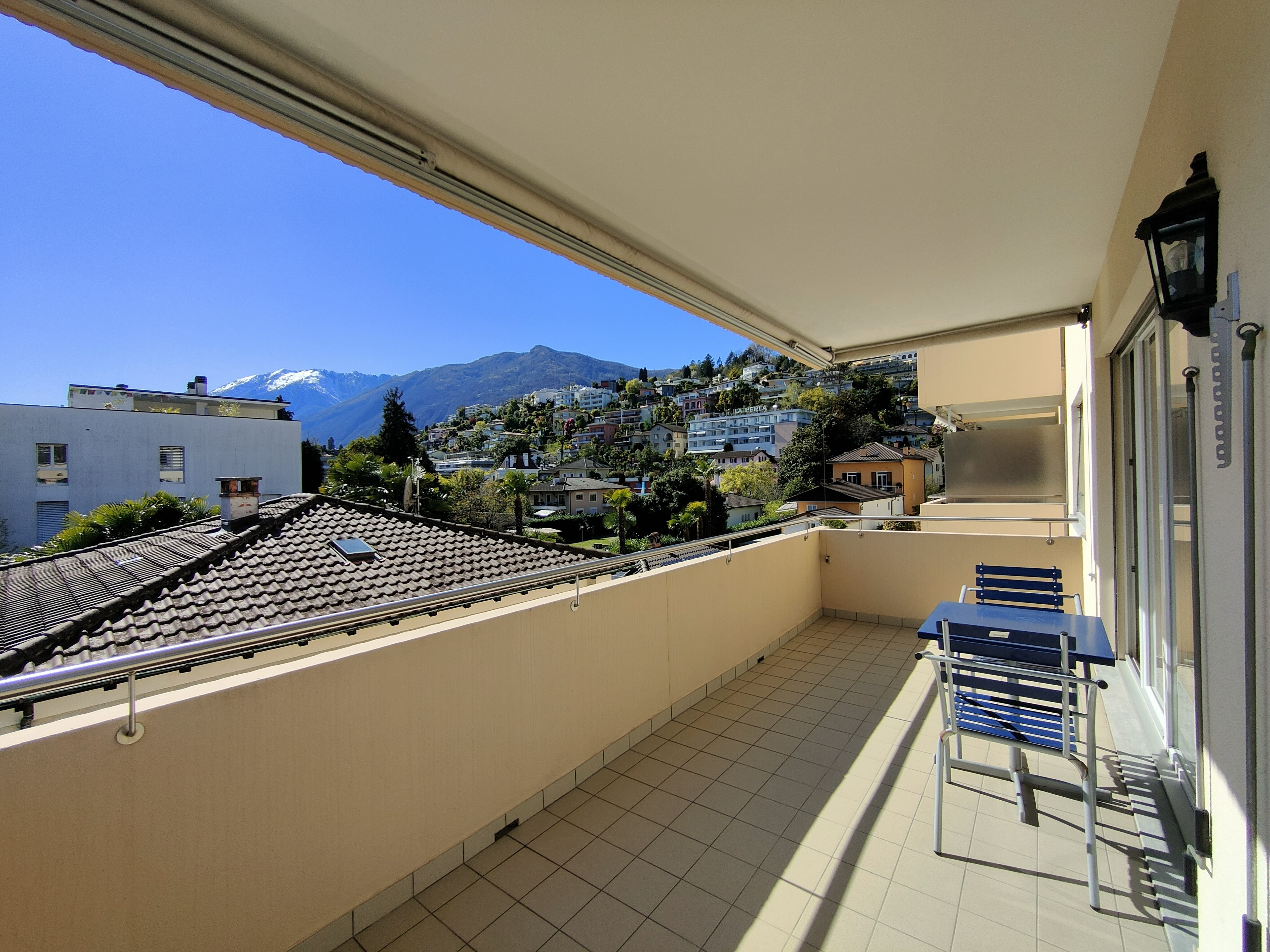 Dalla terrazza piana si ha una vista verso il Monte Verità