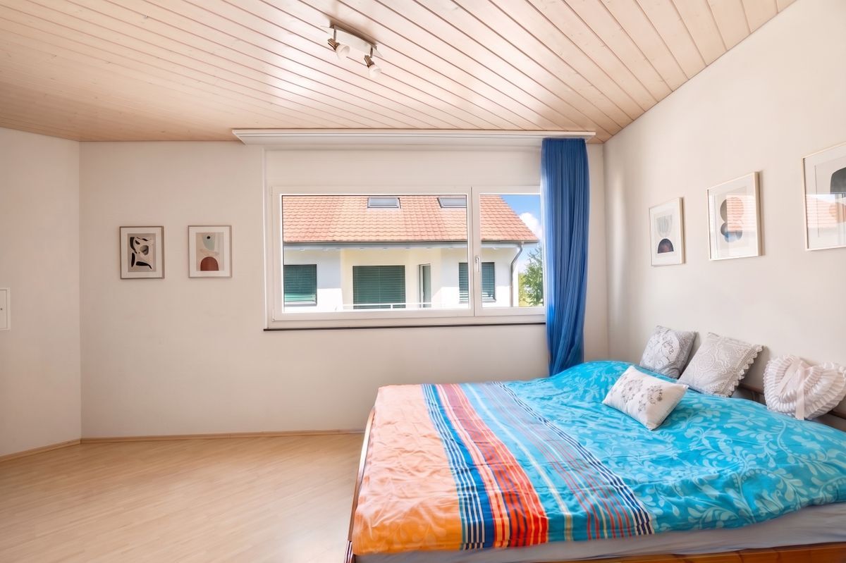 Helles Zimmer mit großem Fenster. Helles Zimmer mit großem Fenster.