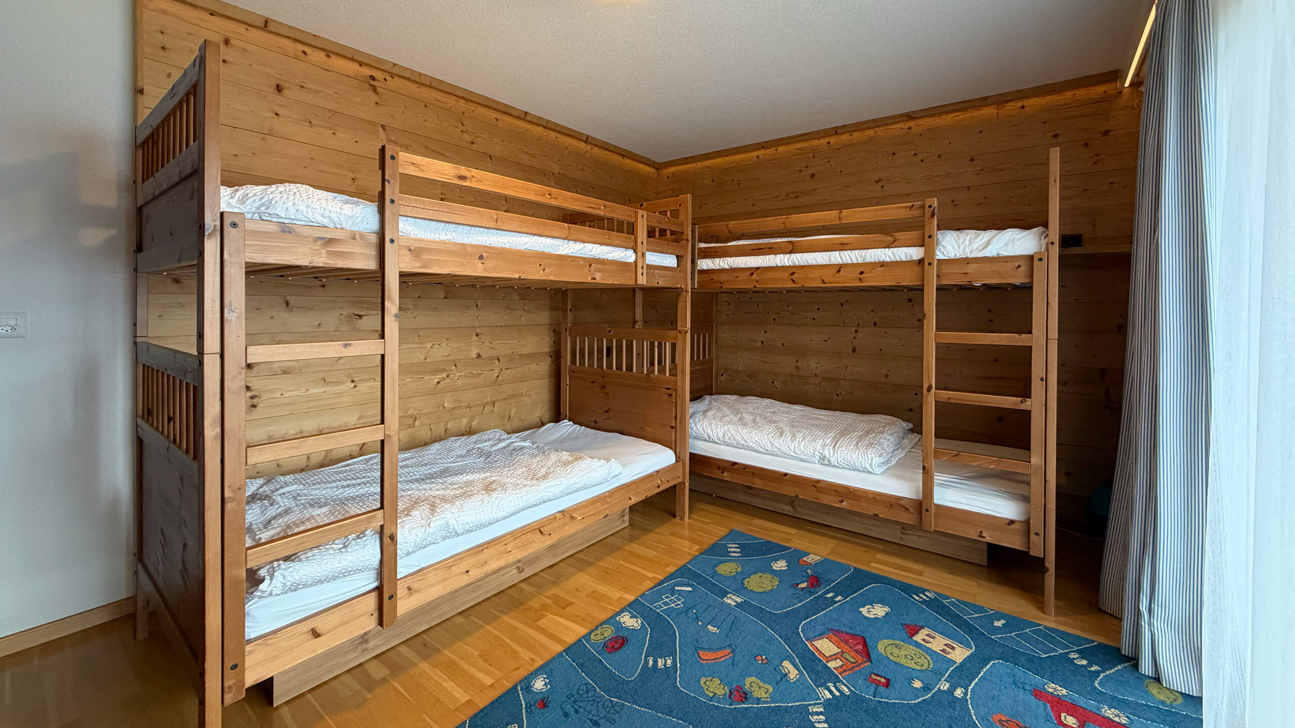 Chambre enfants avec 2 lits superposés