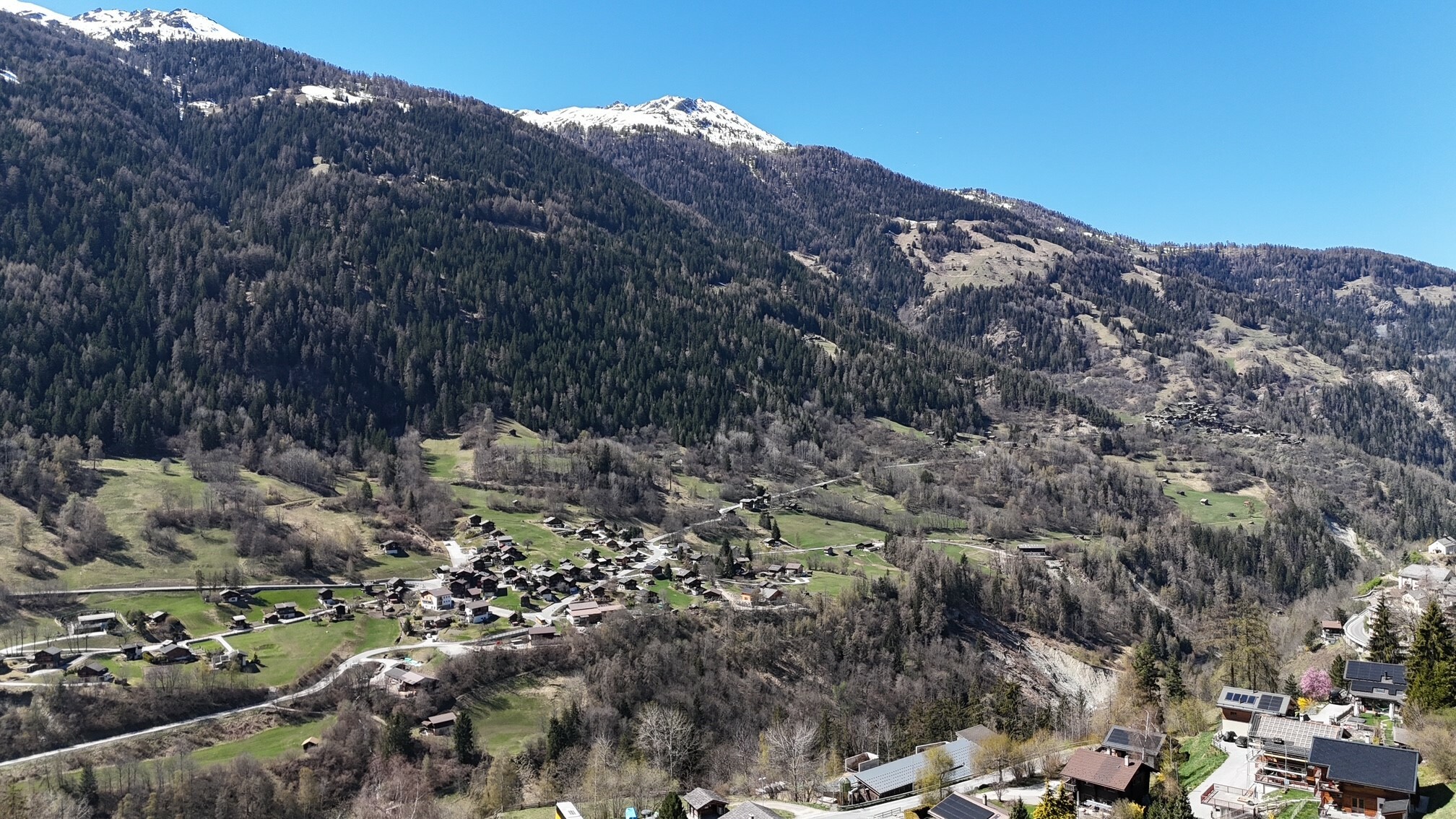 Vue exceptionnelle sur les montagnes et le fond de vallée Vue exceptionnelle sur les montagnes et le fond de vallée