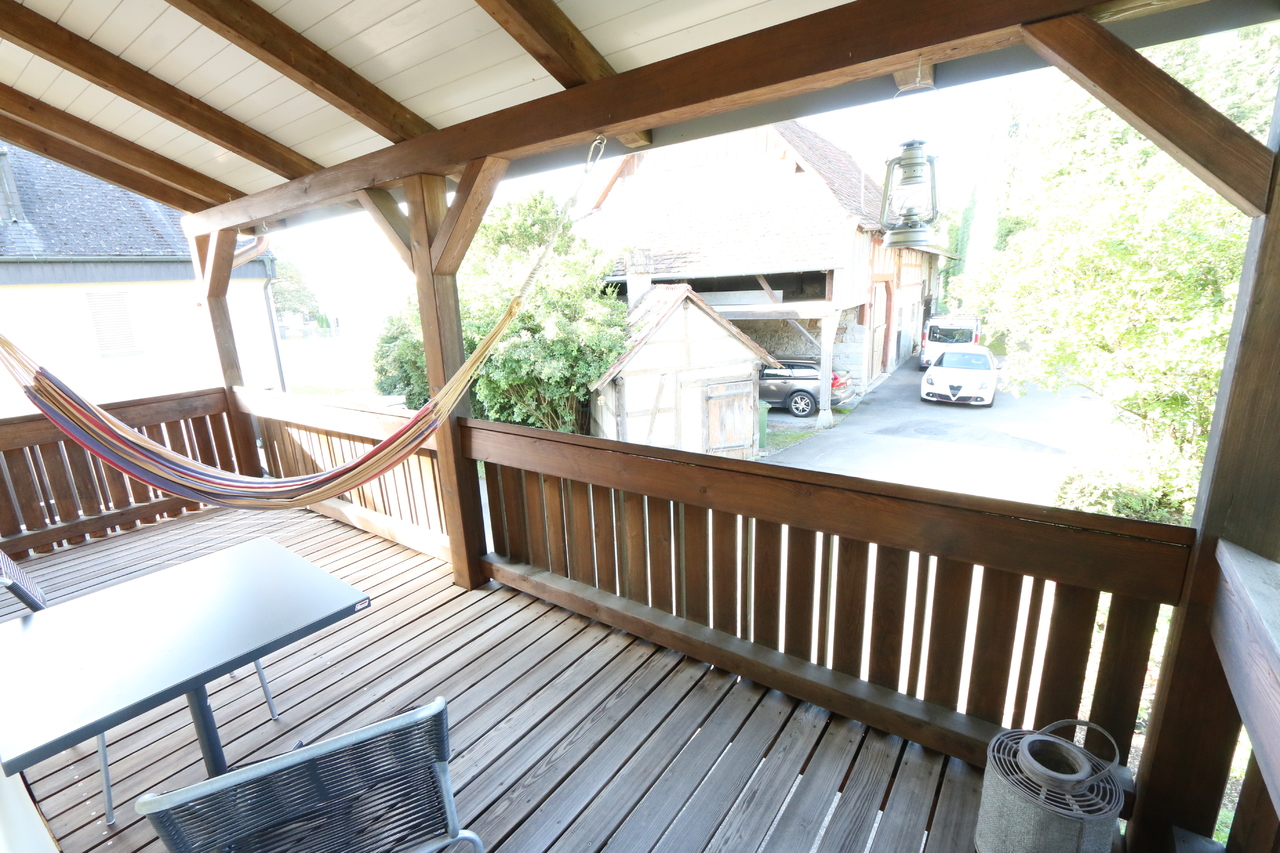 lauschiger, gedeckter Balkon