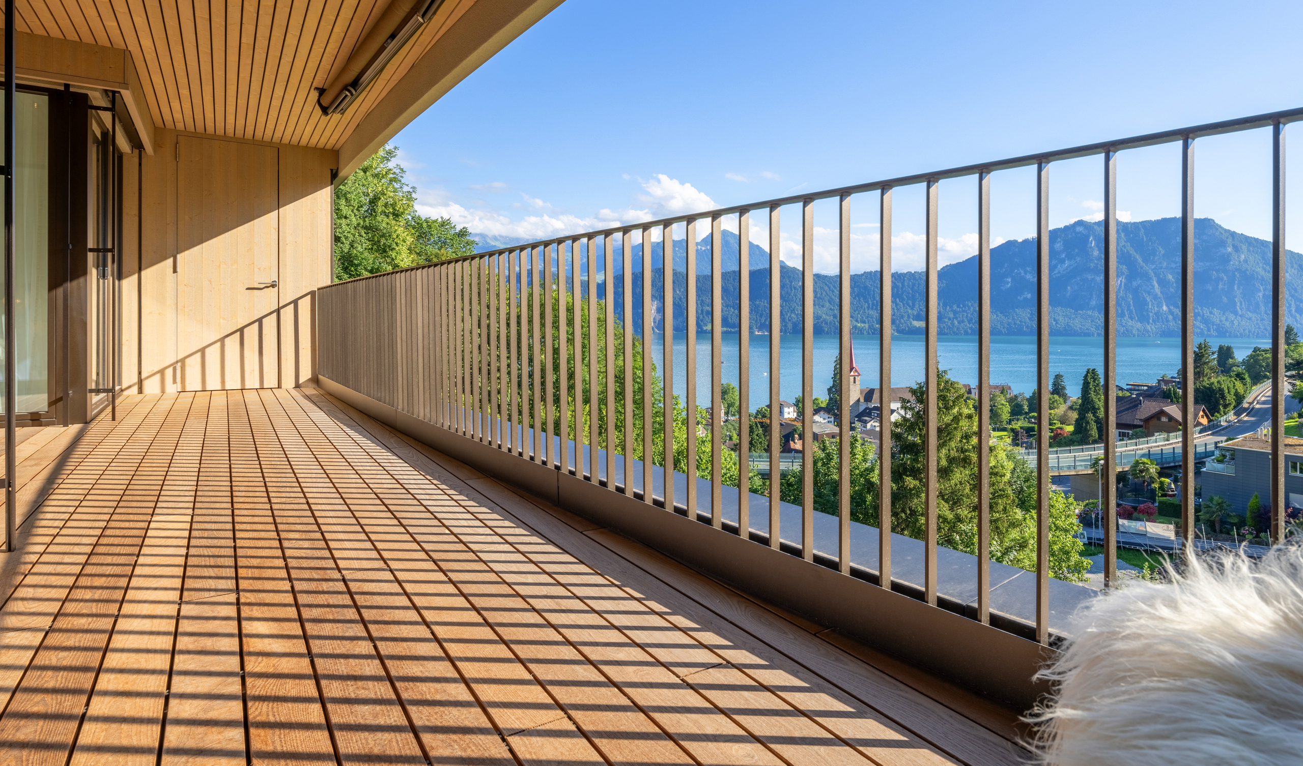 Die Loggia ist gedeckt und man hat eine schöne Aussicht. Es gibt einen elektrischen Sonnenschutz, einen Abstellraum für Sitzkissen, einen Grill und ähnliches. 