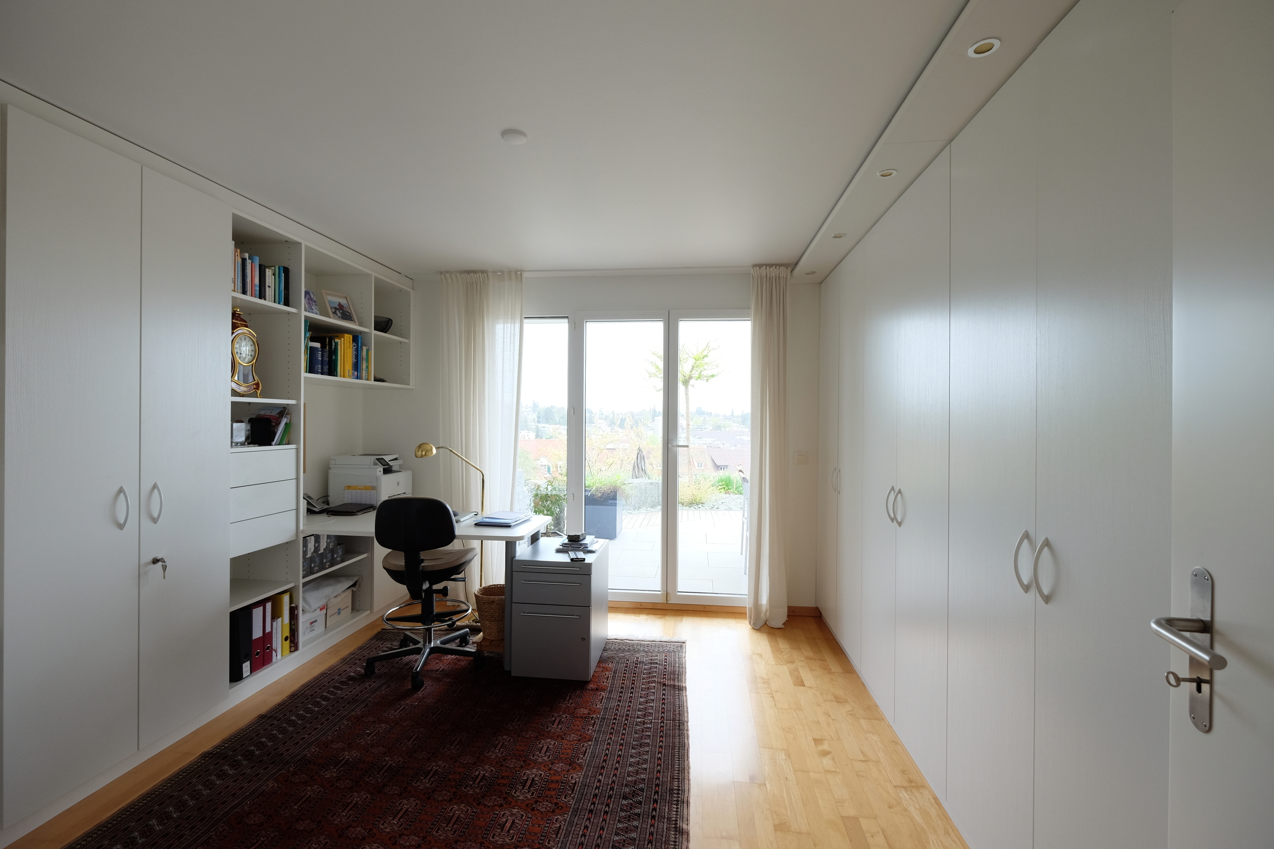 Zimmer mit vielen Einbauschränken