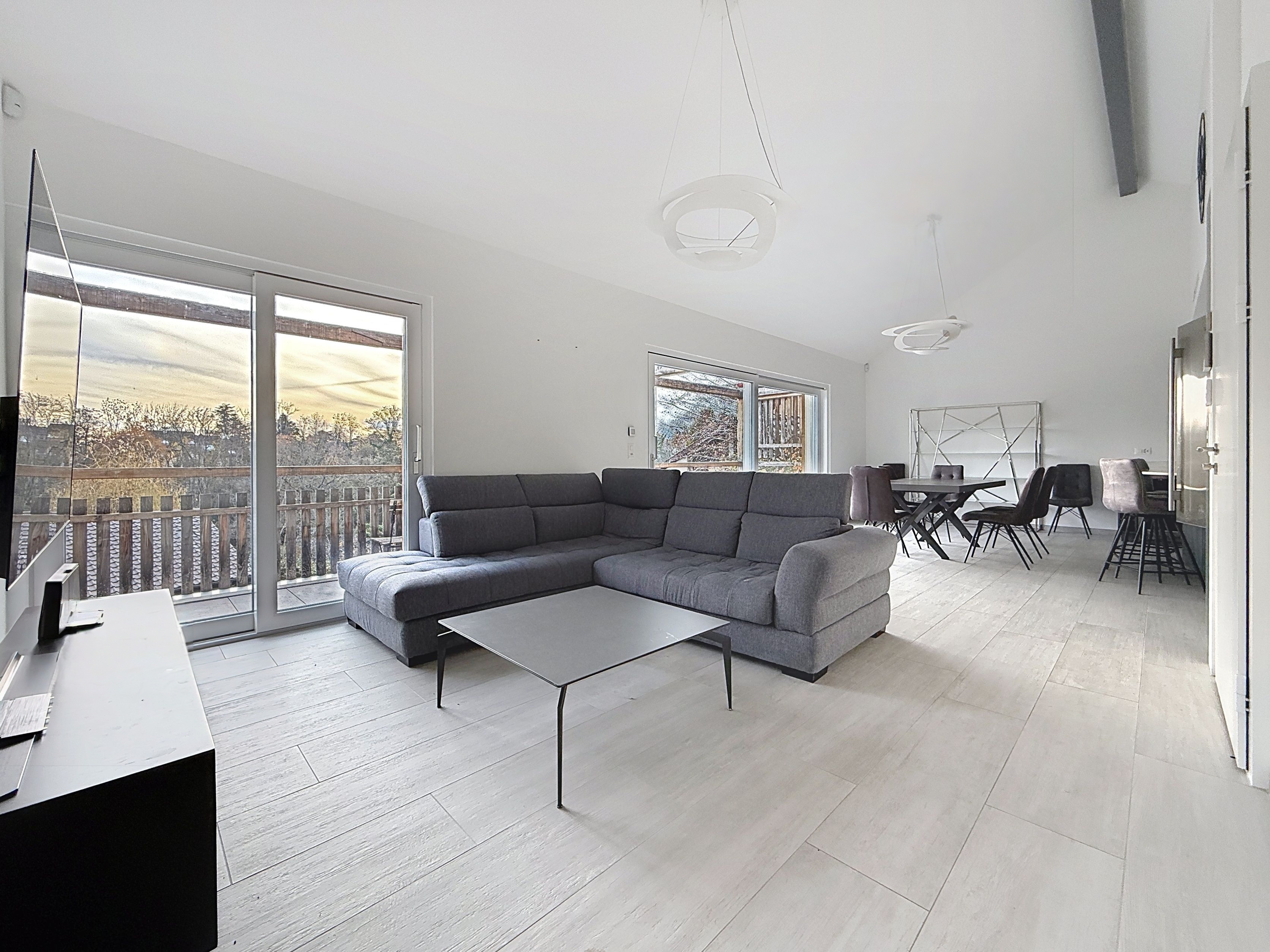 Coin TV ouvert sur pièce de vie