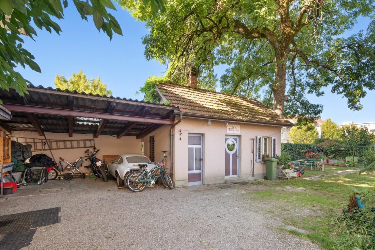 Unter dem Carport haben 2 grosse Autos platz und das Nebengebäude bietet Platz für Parties oder als Gästehaus. Unter dem Carport haben 2 grosse Autos platz und das Nebengebäude bietet Platz für Parties oder als Gästehaus.