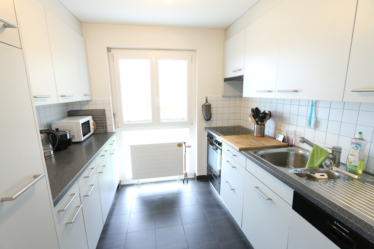 helle, geräumige Küche mit Geschirrspüler