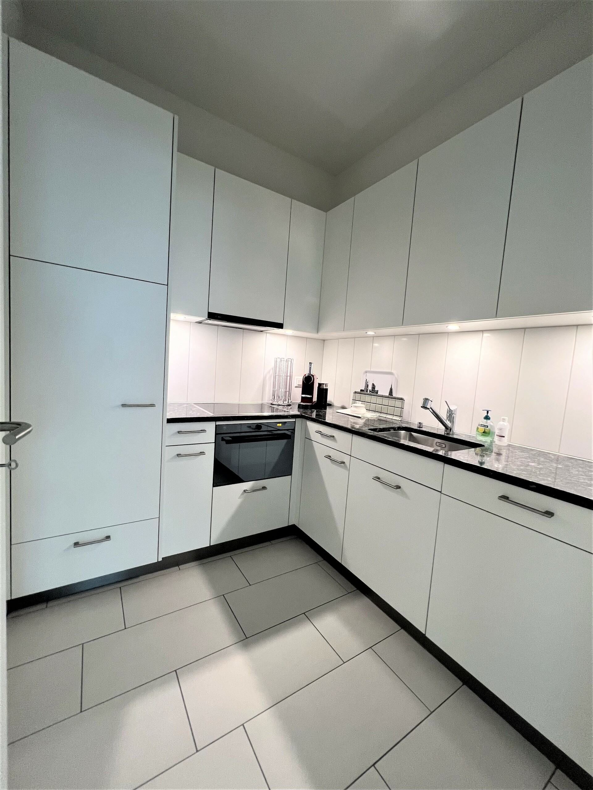 Küche mit Backofen und Kochfeld
