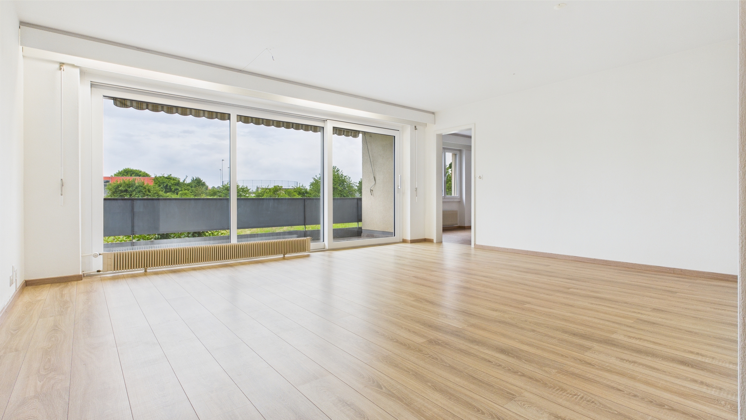 Wohnbereich mit Ausgang auf den Balkon Wohnbereich mit Ausgang auf den Balkon
