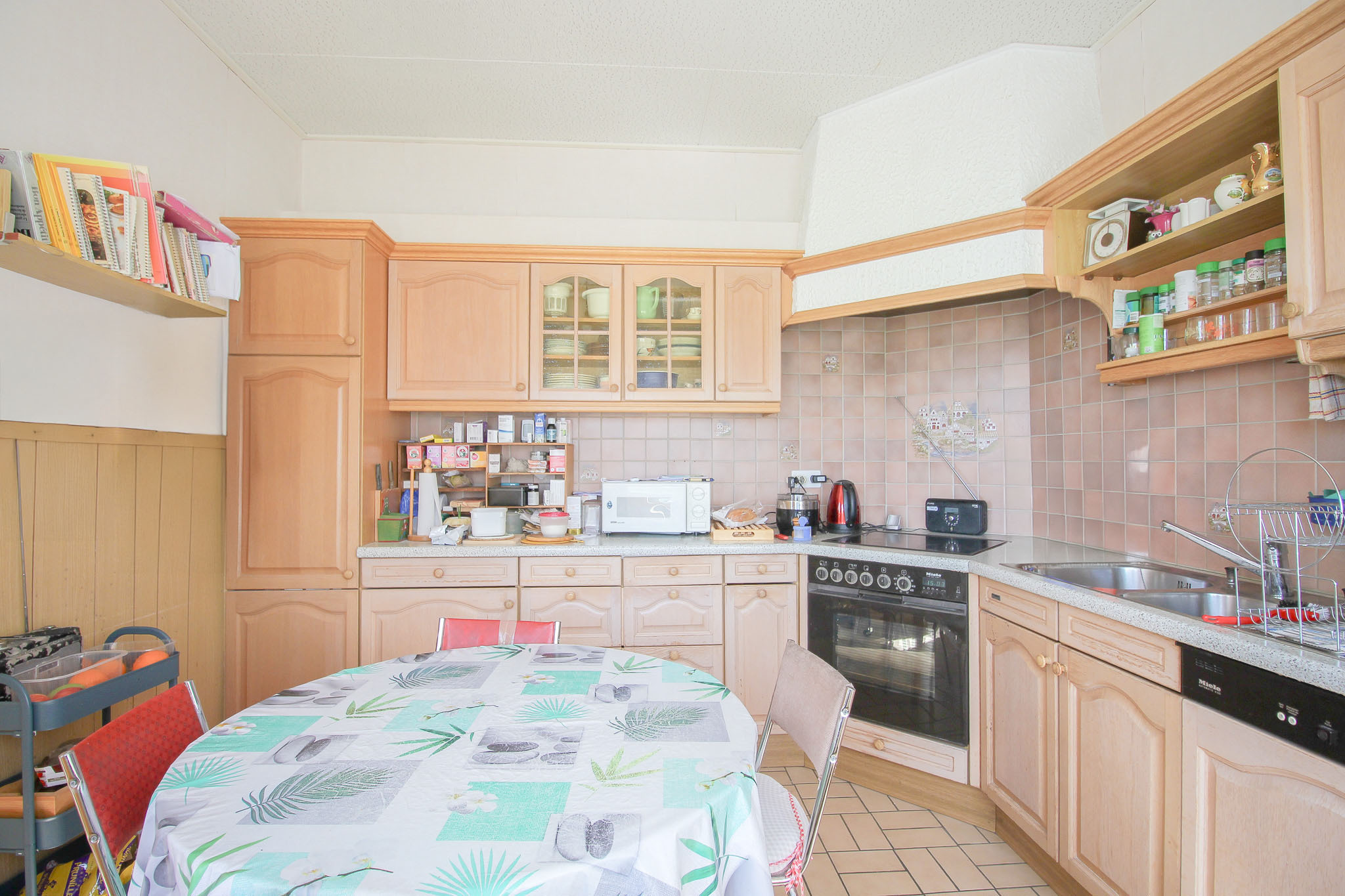 Logement principal au rez : cuisine agencée 