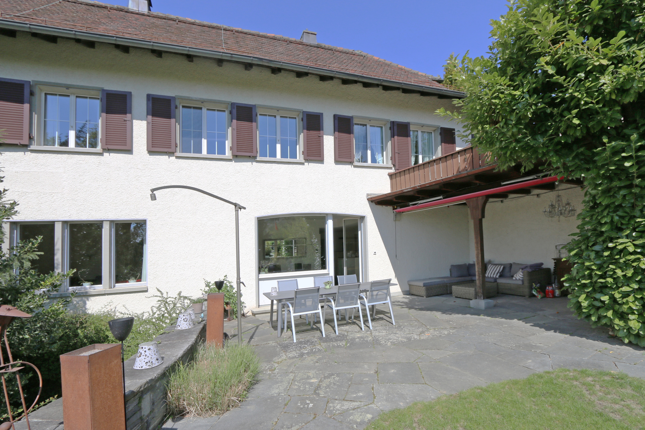 sonniger Gartensitzplatz mit gedecktem Sitzbereich sonniger Gartensitzplatz mit gedecktem Sitzbereich