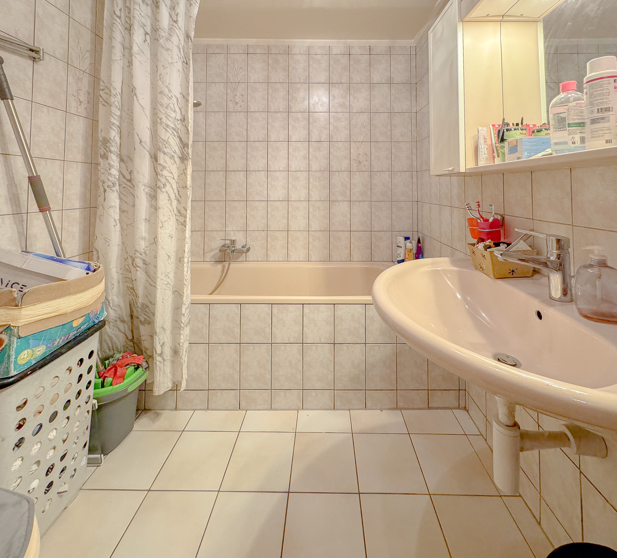 Appartement au 2ème étage - salle d'eau Appartement au 2ème étage - salle d'eau