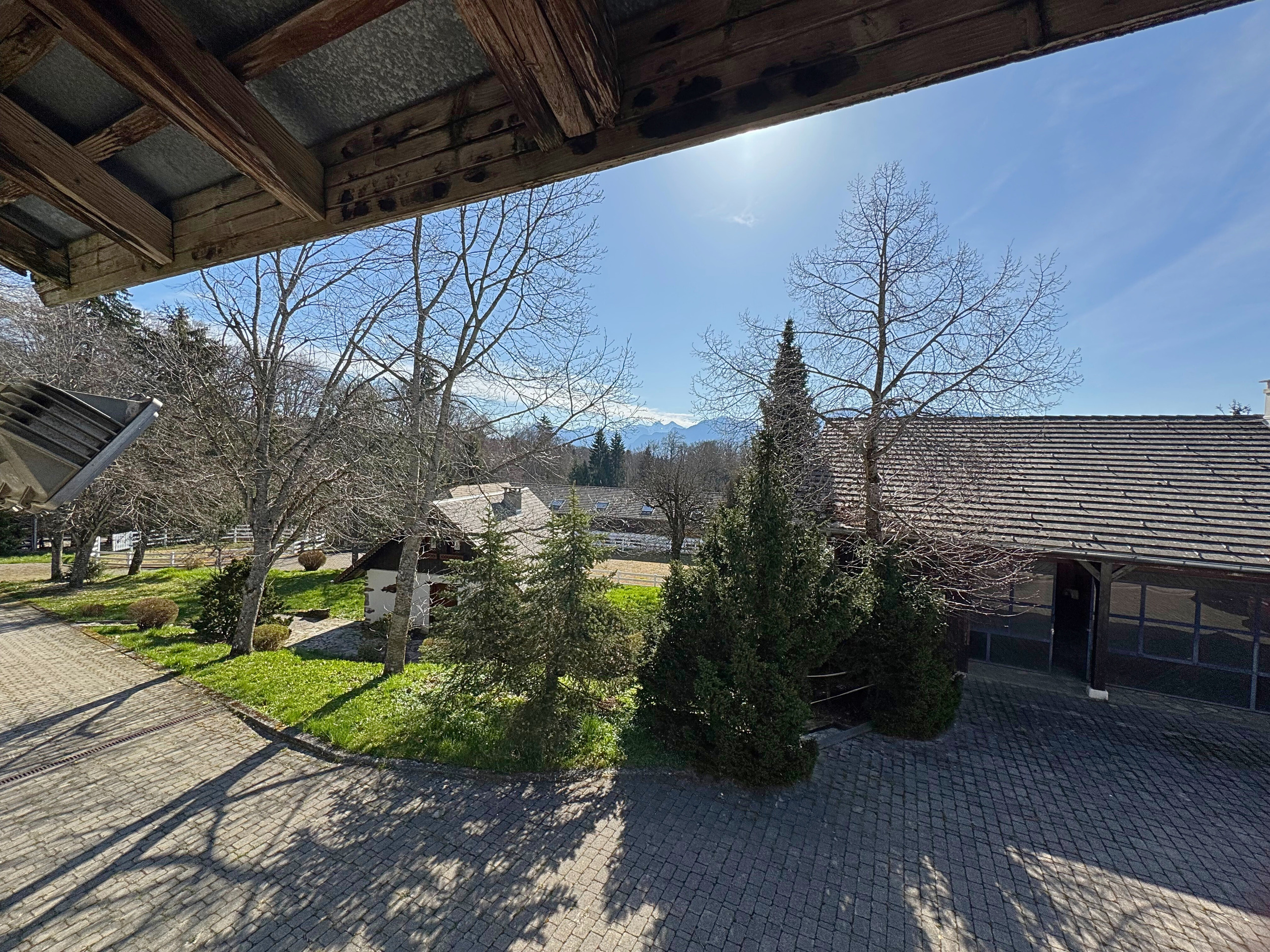 Vue sur la cour et la manége