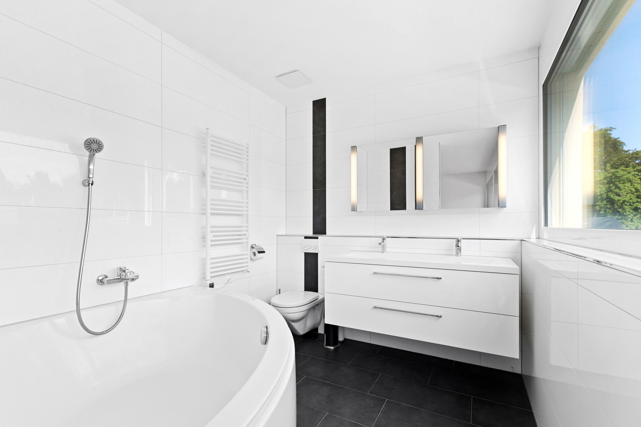 Bad mit Eckbadewanne und Tageslicht Bad mit Eckbadewanne und Tageslicht