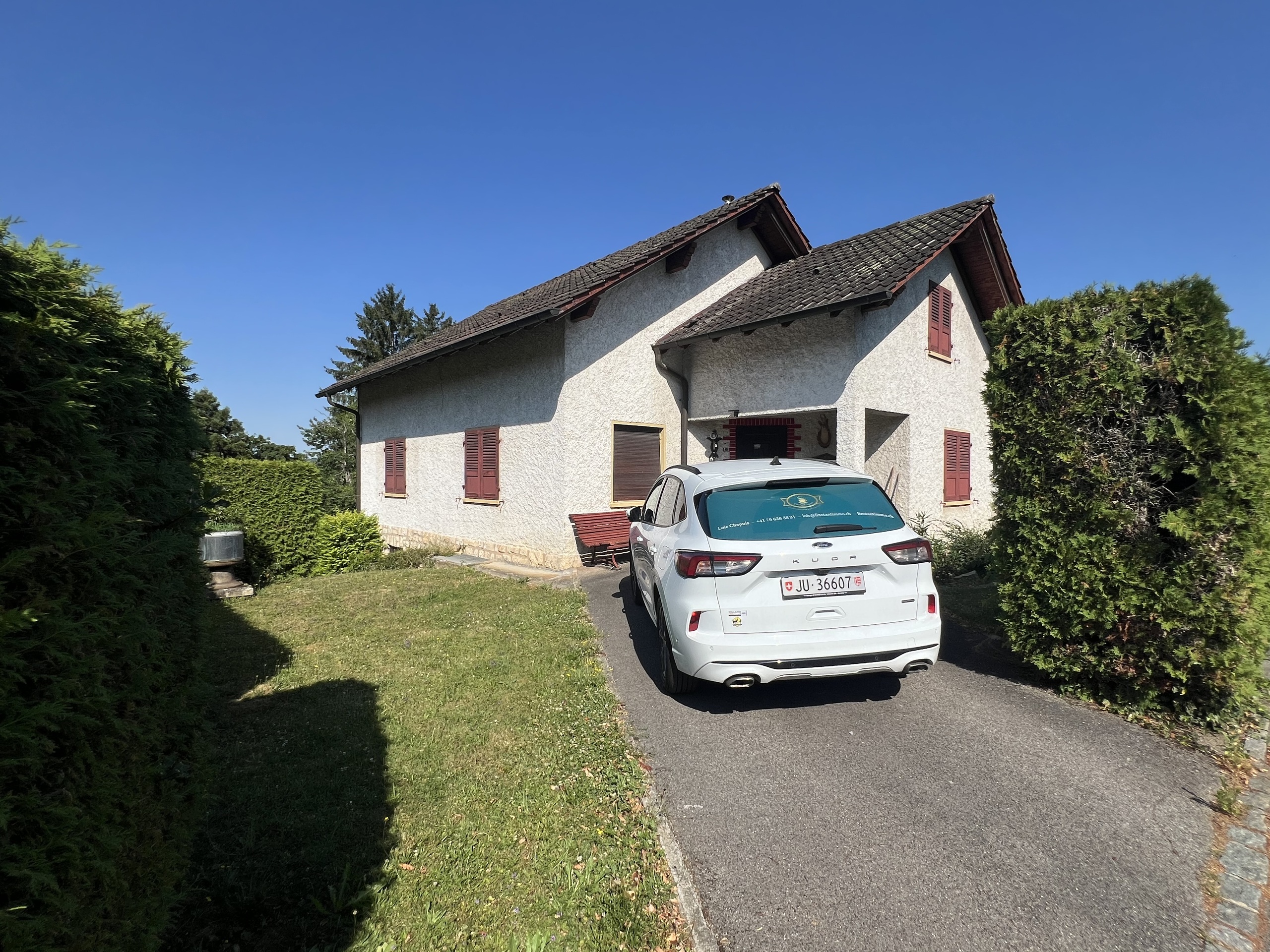 Parking devant l'entrée