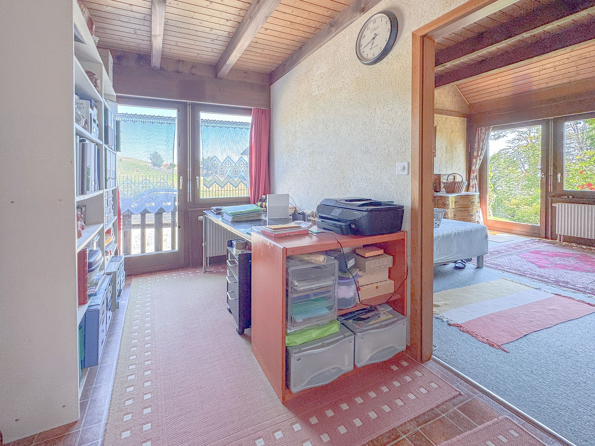 Rez : hall de distribution avec espace bureau