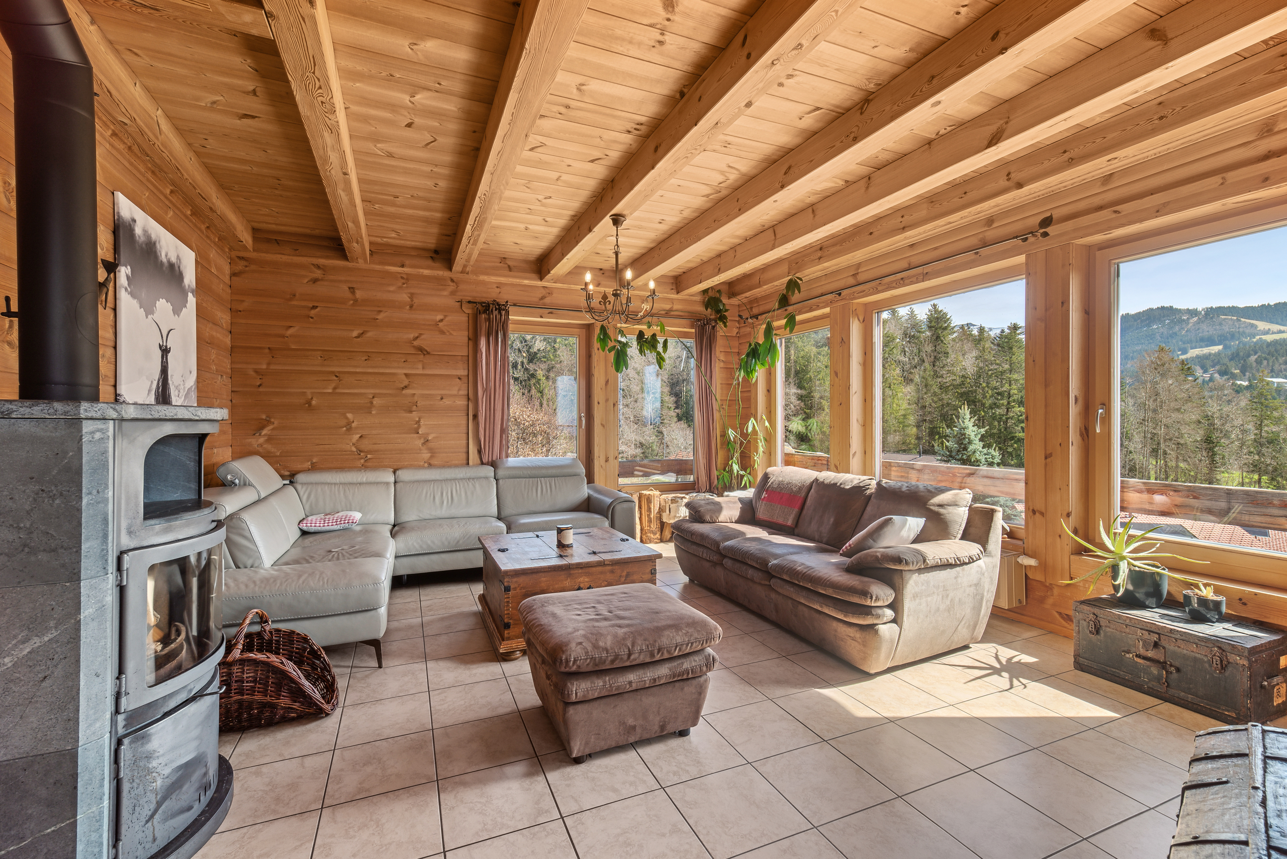 Wohnzimmer mit schönem natürlichem Licht Wohnzimmer mit schönem natürlichem Licht