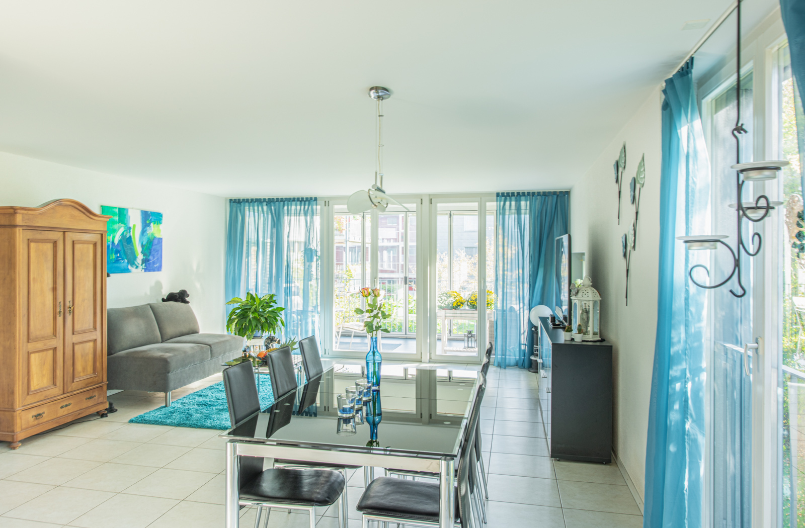 Wohnzimmer 32 m2, Ausgang auf den Südbalkon. Wohnzimmer 32 m2, Ausgang auf den Südbalkon.