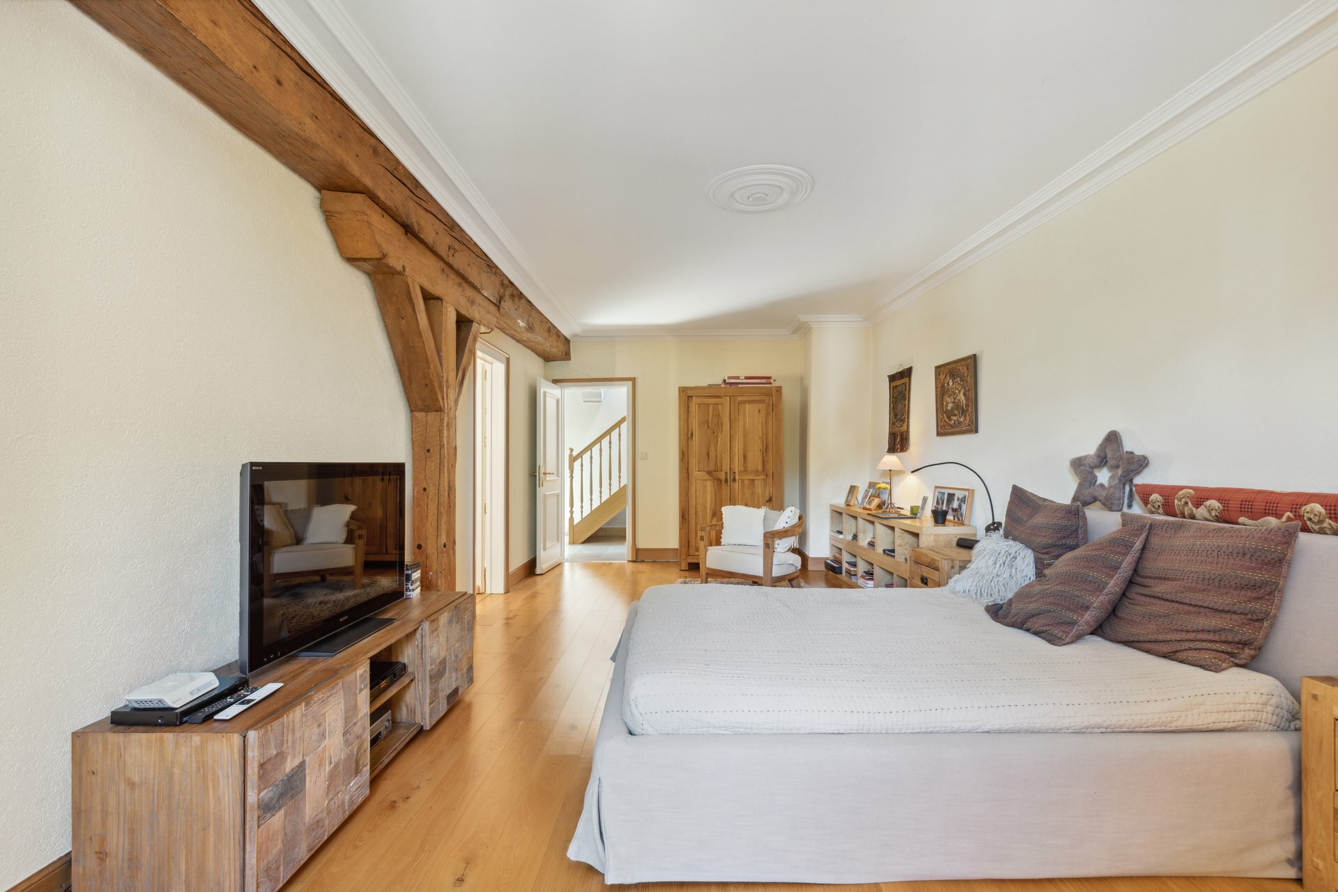 Une suite avec rangements et sa cheminée