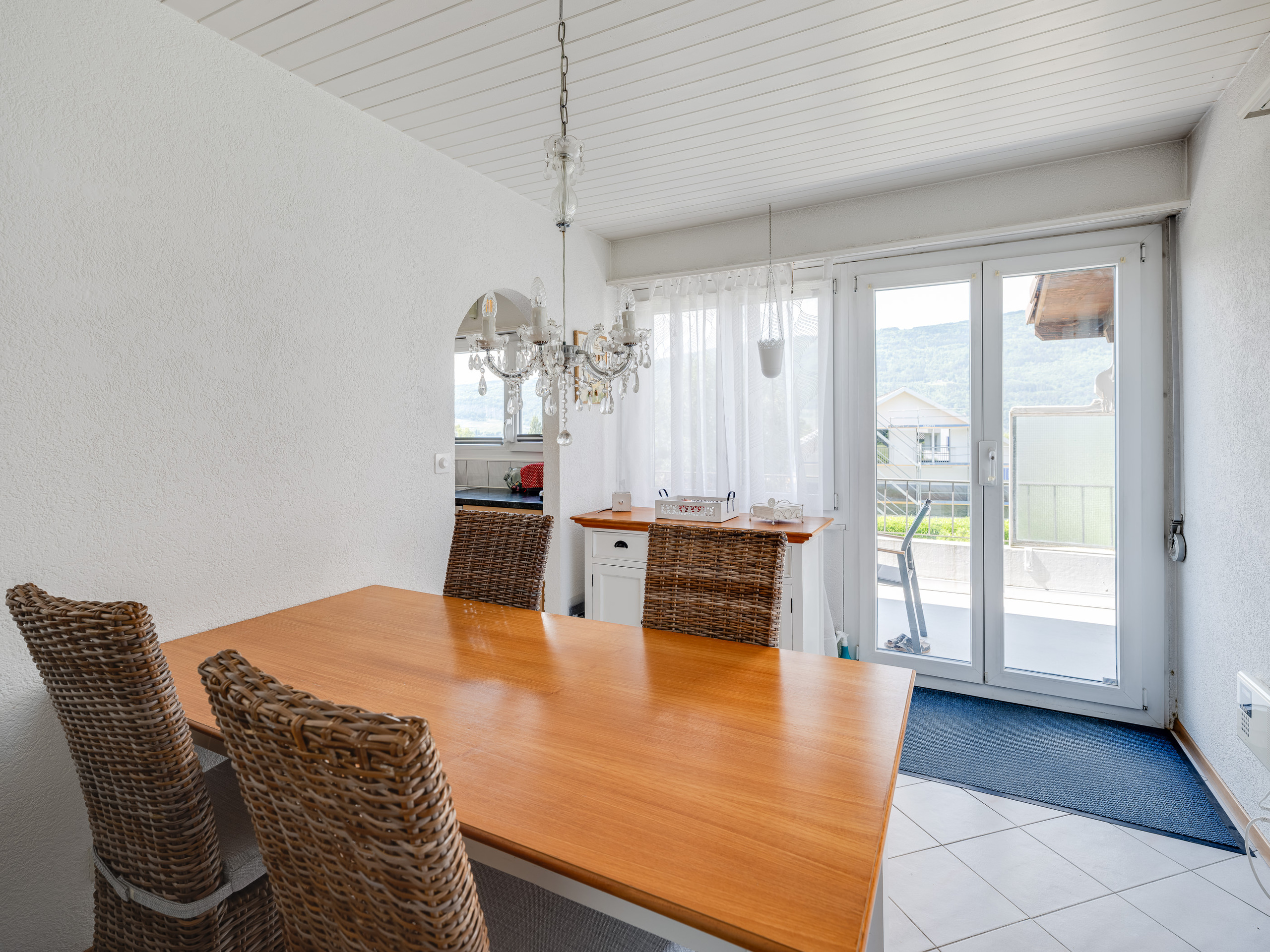 ESSECKE MIT ZUGANG ZUR TERRASSE