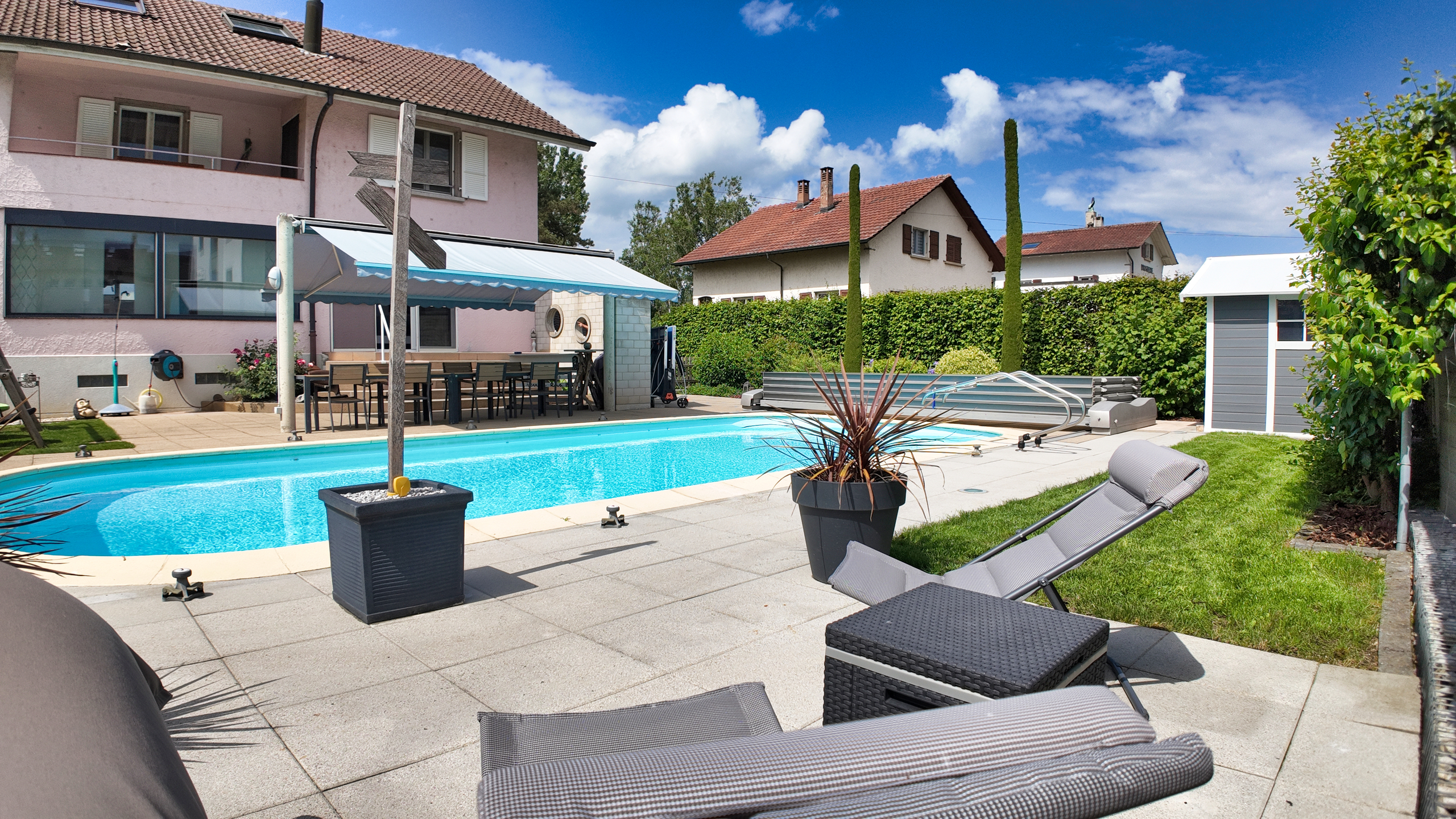 Vue extérieure - terrasse  Vue extérieure - terrasse