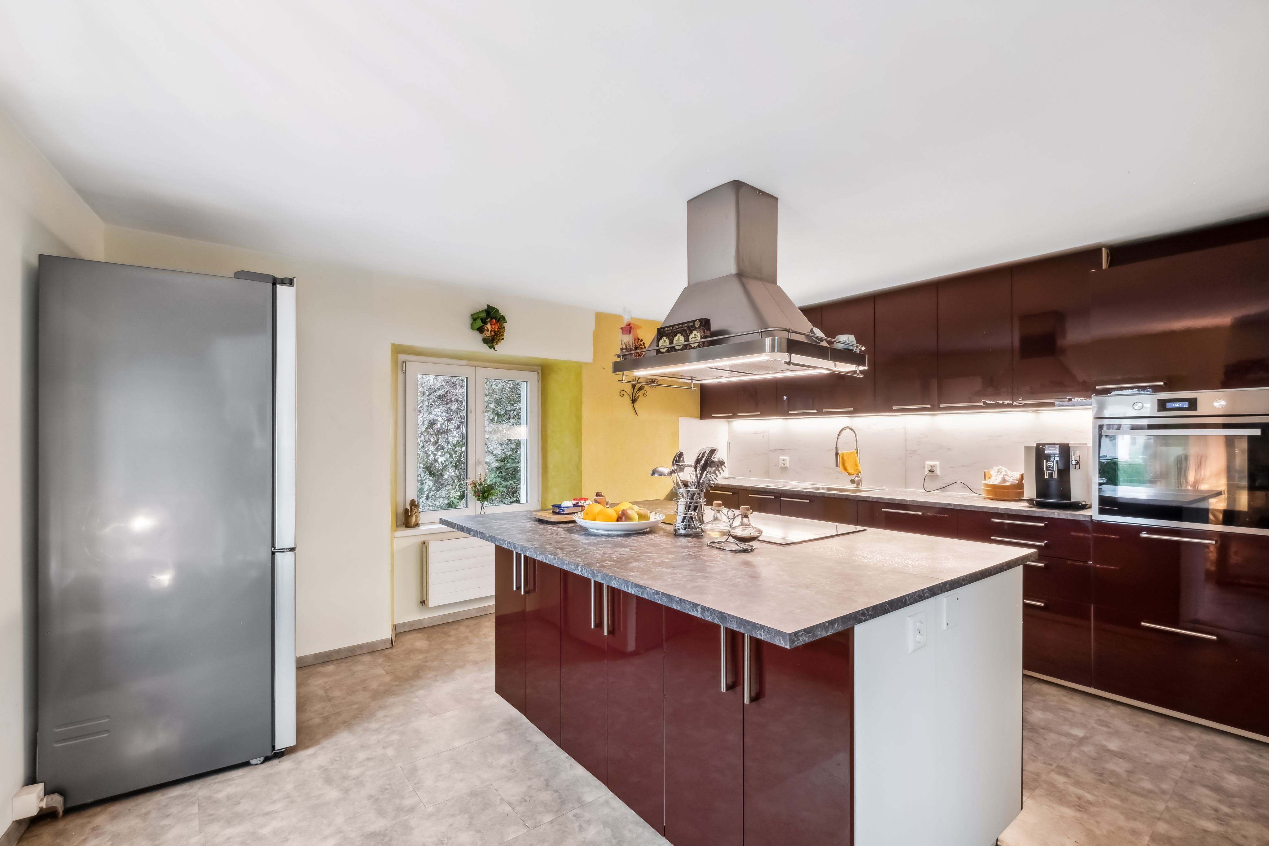 Cuisine avec îlot de cuisson et beaucoup d'espace