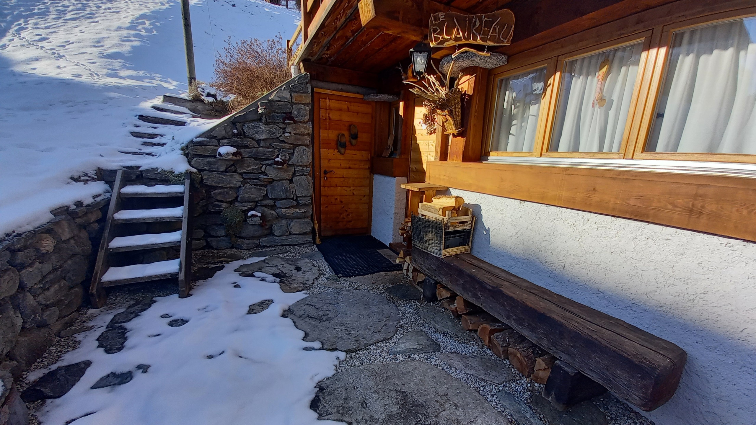 Entrée du chalet  Entrée du chalet