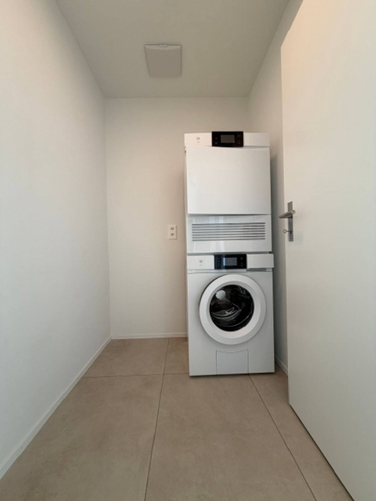Separate Waschküche mit Waschmaschine und Trockner. Separate Waschküche mit Waschmaschine und Trockner.
