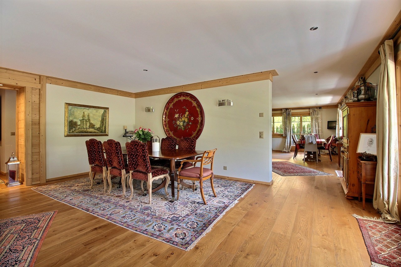 La salle à manger attenante à la cuisine semi-ouverte