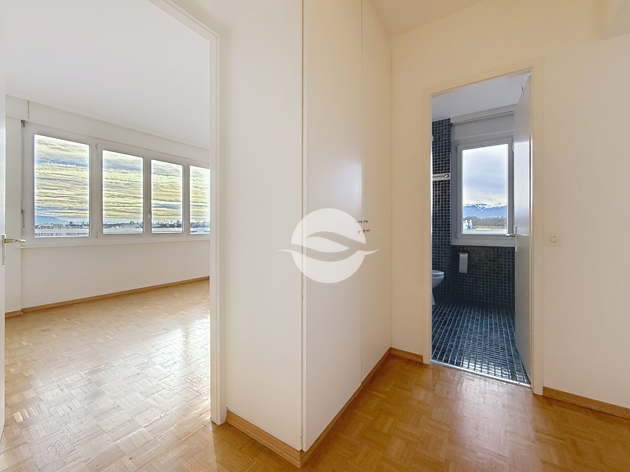 ZONE NUIT : Sas de distribution avec armoires intégrées