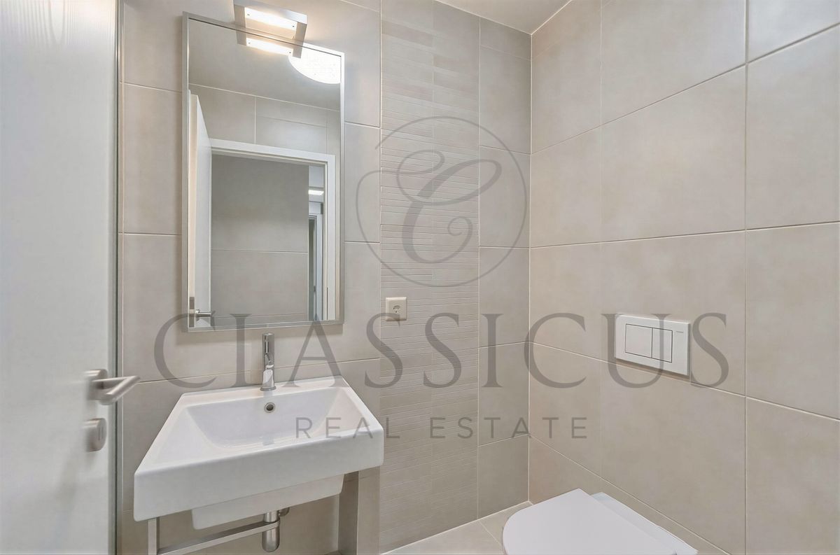 Salle de bain moderne avec lavabo et miroir.