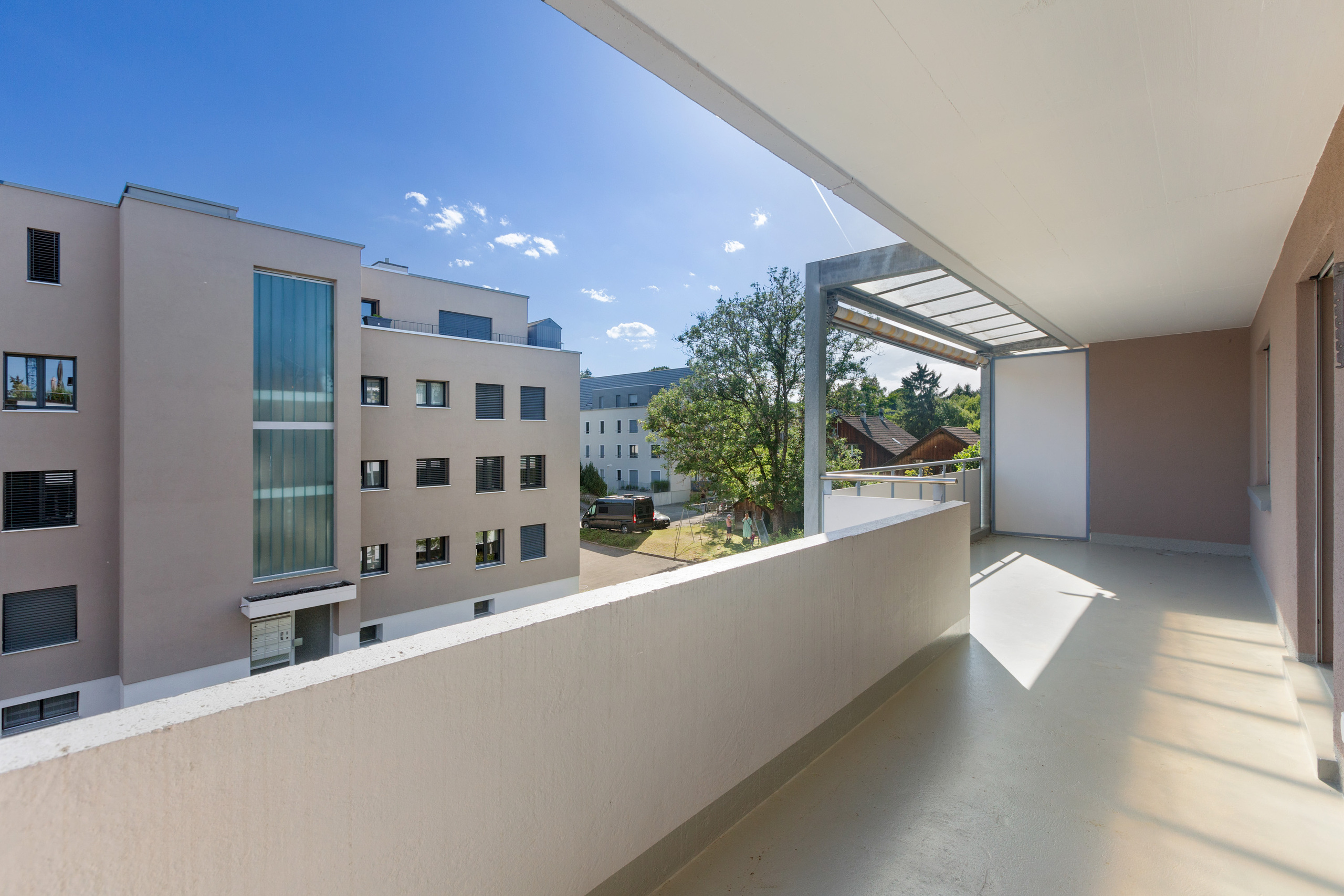 Der überdachte Balkon lässt sich zu jeder Jahreszeit nutzen und verfügt über einen Sonnenschutz sowie viel Platz.