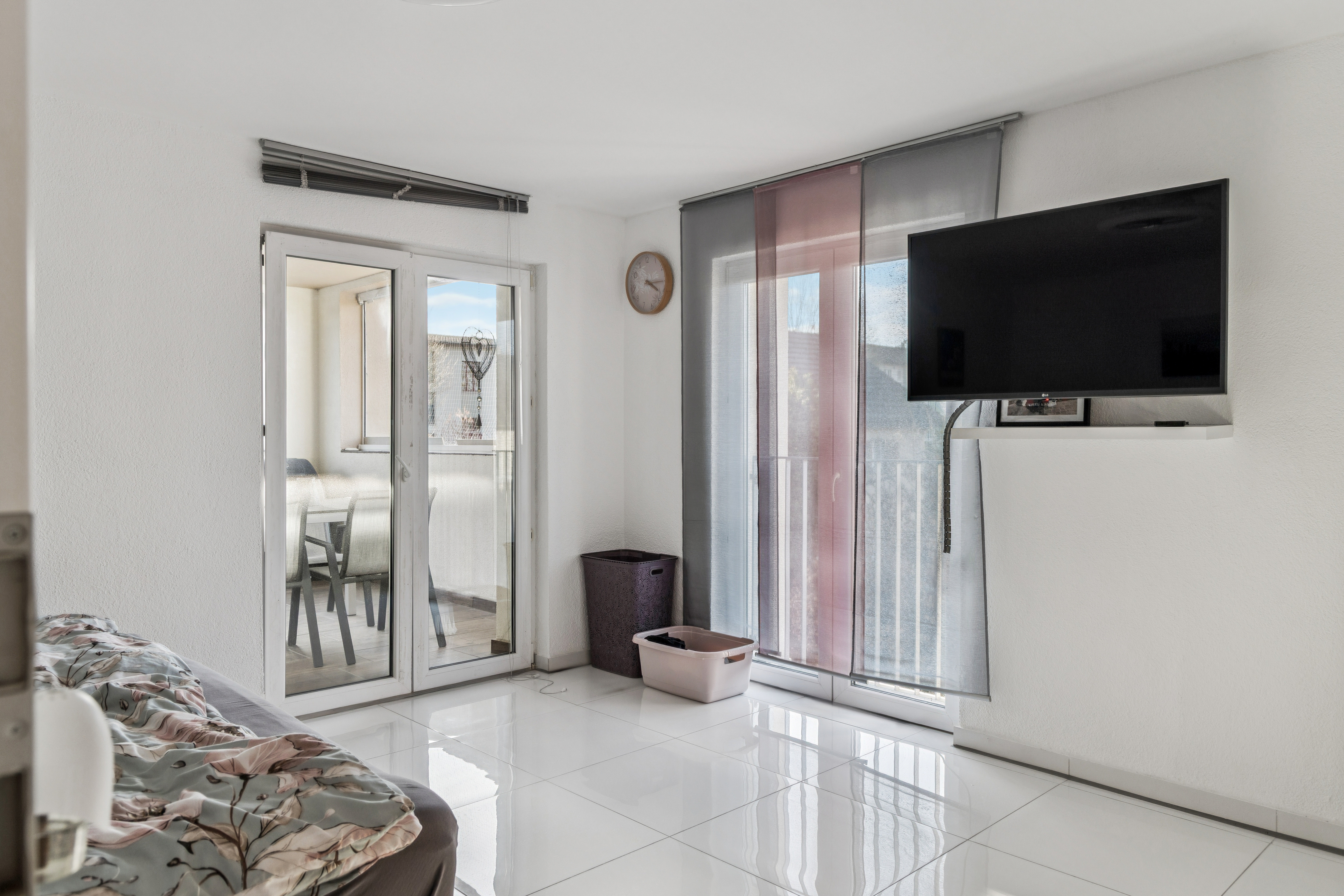 Chambre lumineuse avec une atmosphère agréable