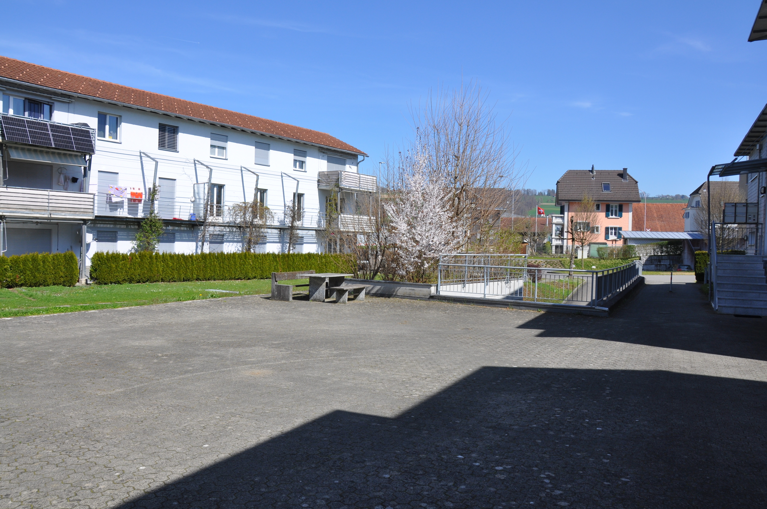 grosszügige Aussenanlage mit Einfahrt zur Tiefgarage