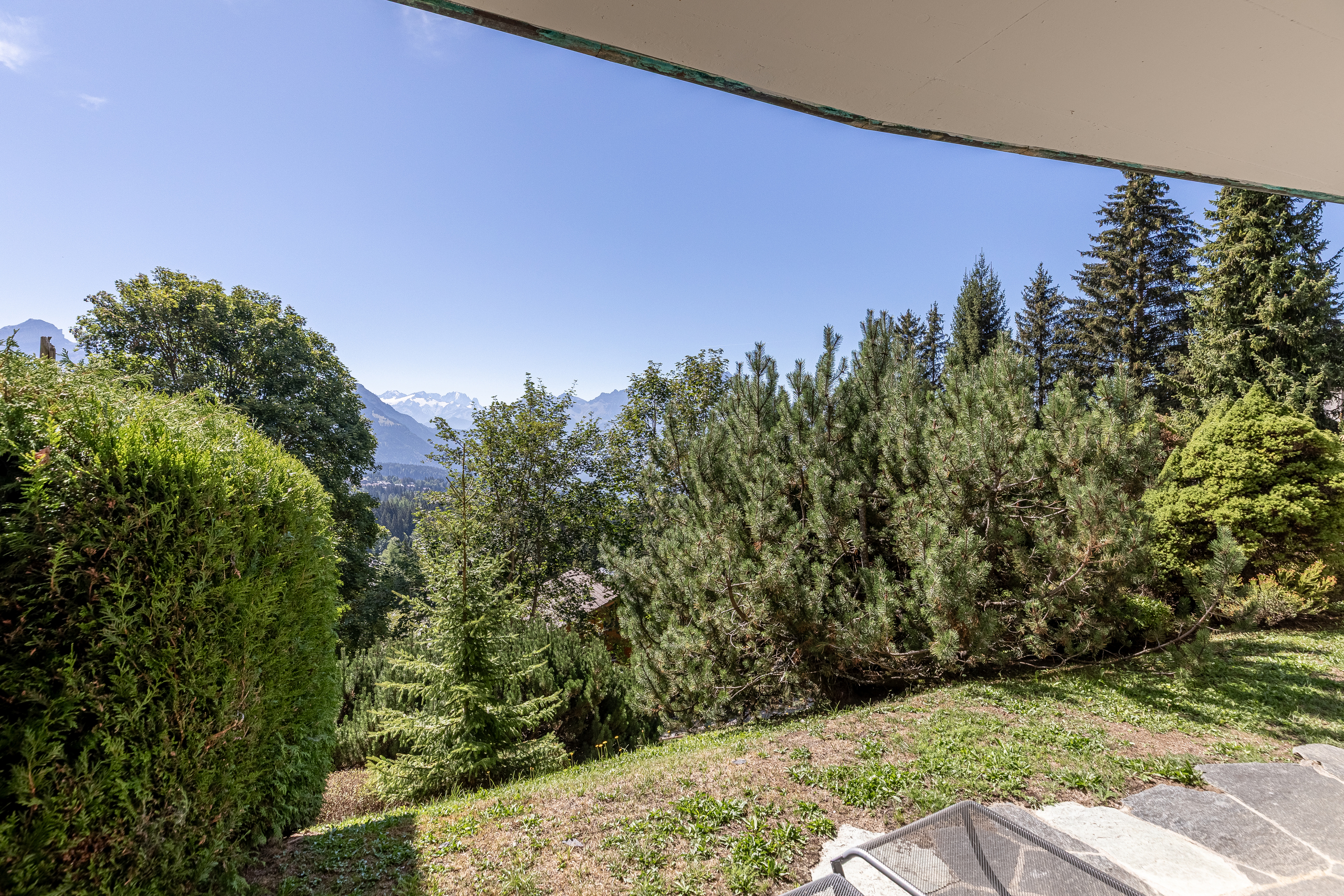La maison donne sur les arbres et les montagnes