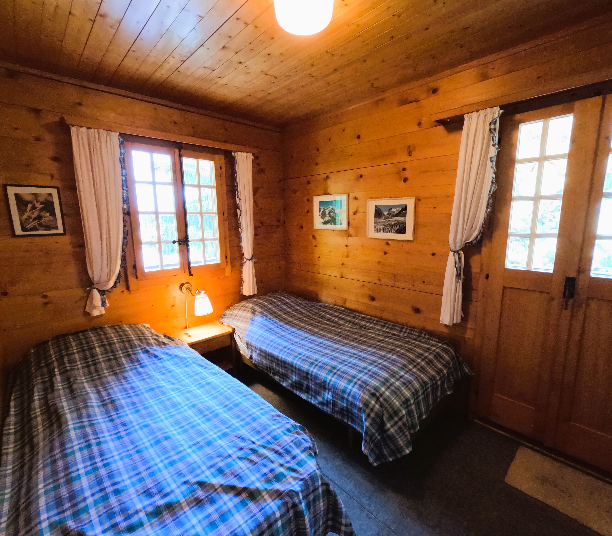 Chambre à coucher avec deux lits 