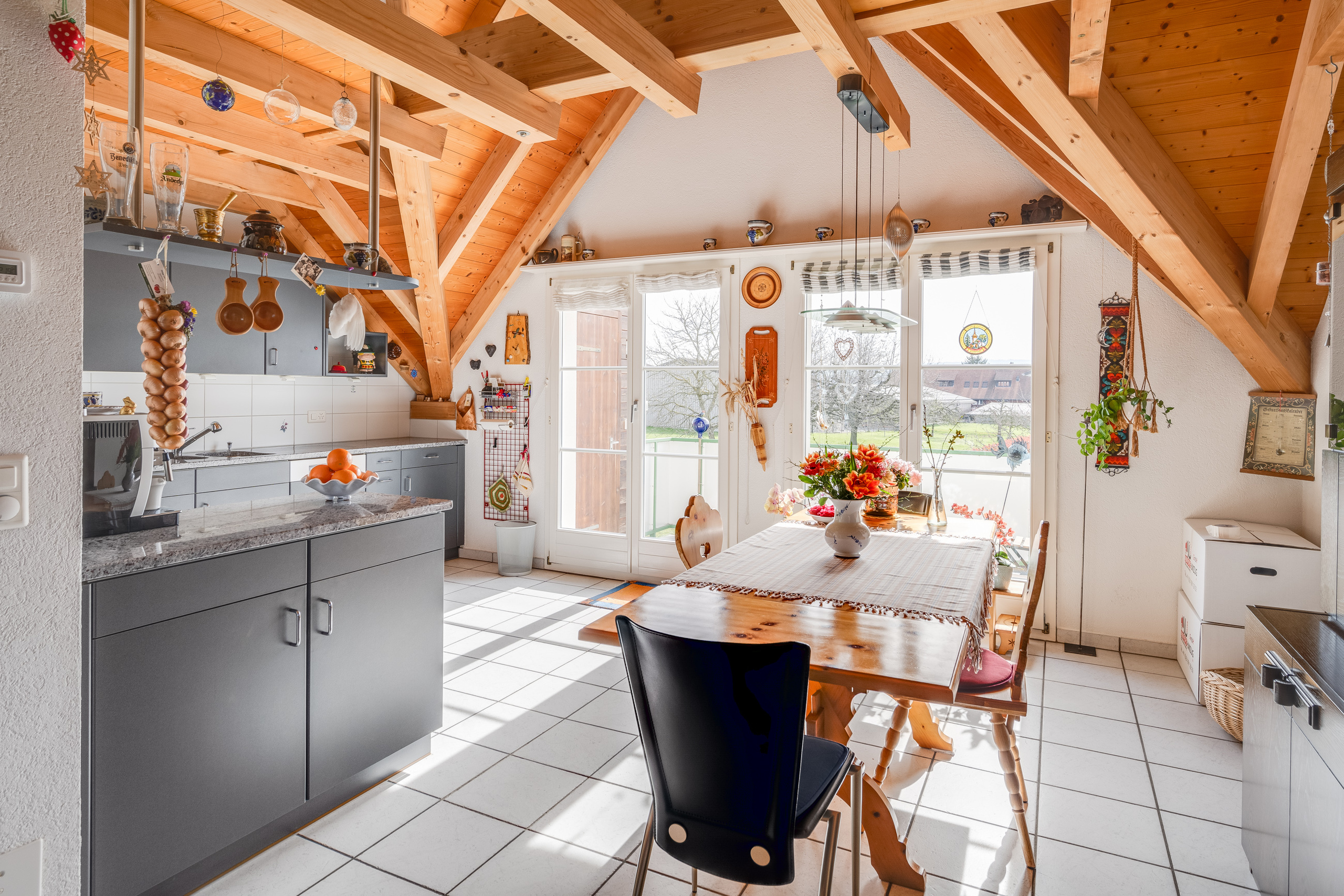 ESSBEREICH MIT ZUGANG BALKON