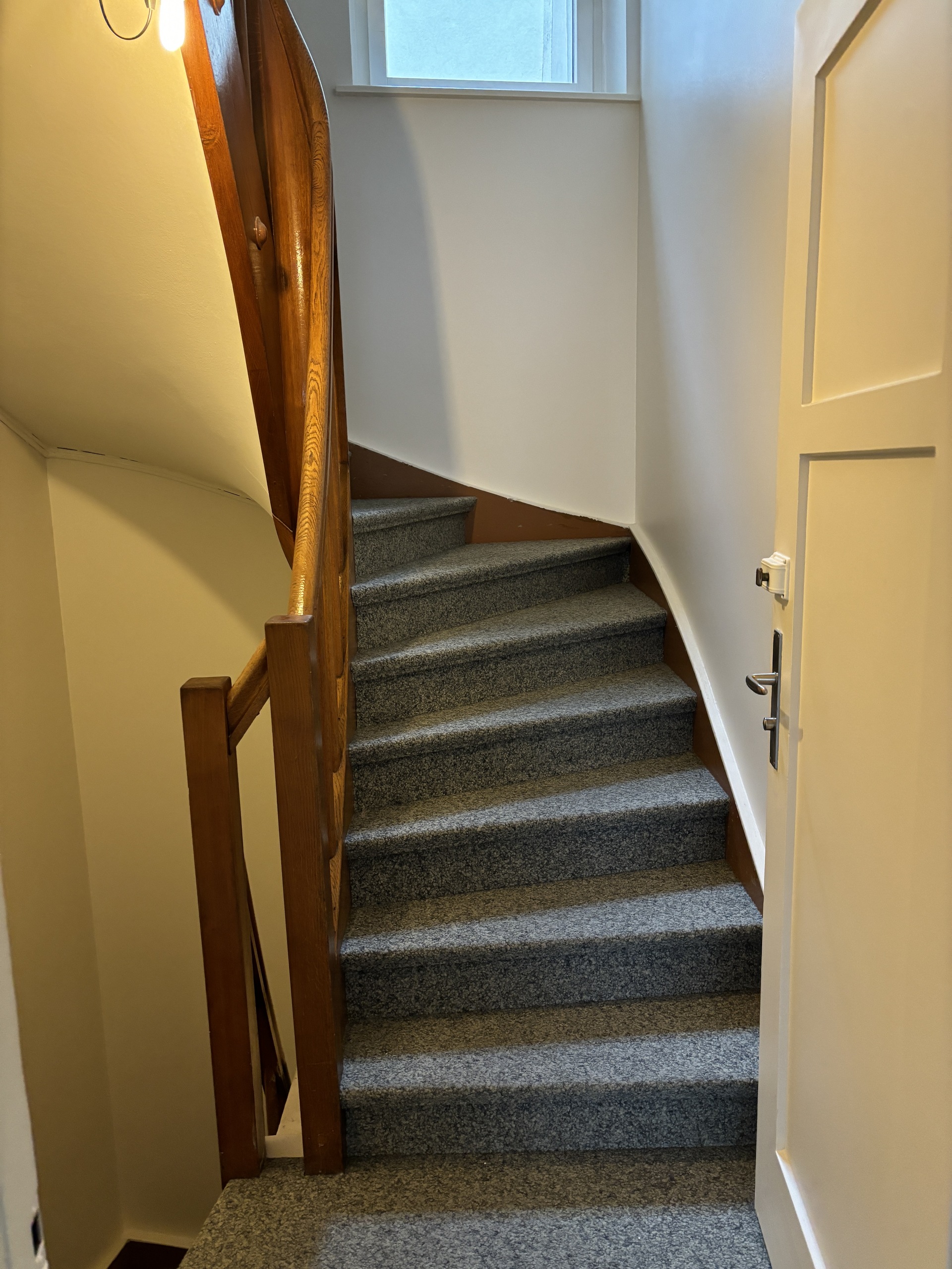 Treppenaufgang zu Wohnung Gerbergässlein 7 Treppenaufgang zu Wohnung Gerbergässlein 7